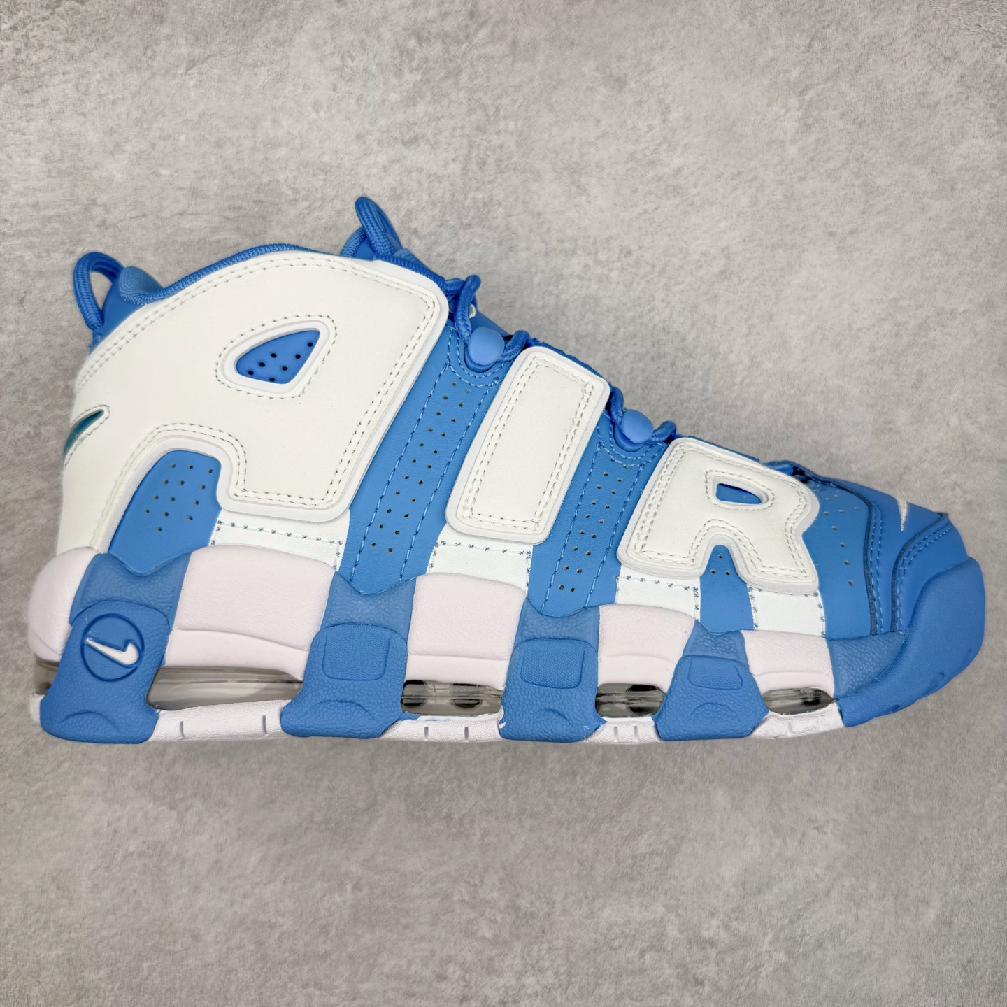 #CK纯原 NK Air More Uptempo ’96 OG 皮蓬大AIR复古篮球鞋 921948-401 以流行于街头的涂鸦文化为设计灵感 整体的设计风格夸张而充满魅力 厚实而充满质感的皮质鞋面两侧印刻了一对巨大的字母“AIR”独特炫酷的外观惊艳无比 尺码:36 36.5 37.5 38 38.5 39 40 40.5 41 42 42.5 43 44 44.5 45 46-选品中心