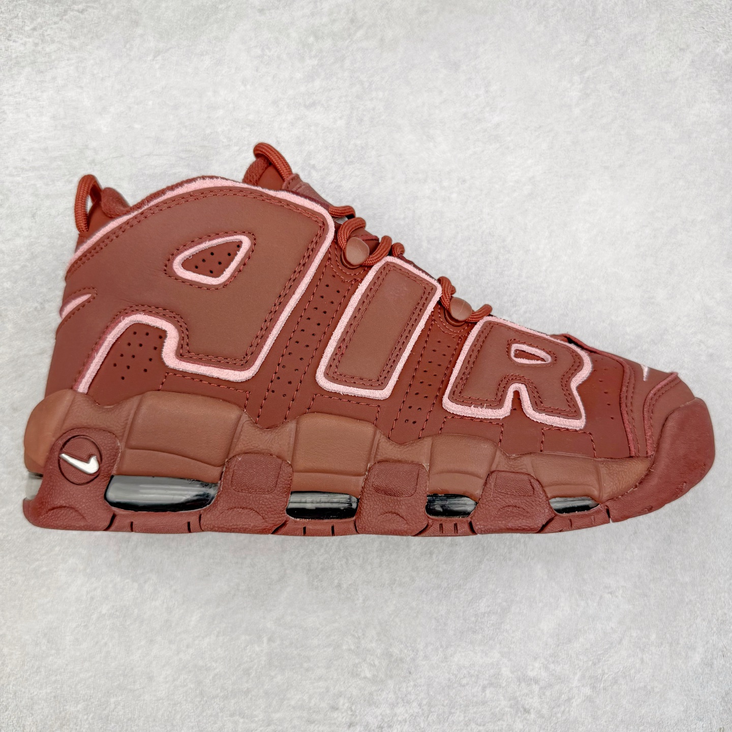 ＃CK纯原 NK Air More Uptempo ’96 OG 皮蓬大AIR复古篮球鞋 DV3466-200 以流行于街头的涂鸦文化为设计灵感 整体的设计风格夸张而充满魅力 厚实而充满质感的皮质鞋面两侧印刻了一对巨大的字母“AIR”独特炫酷的外观惊艳无比 尺码：36 36.5 37.5 38 38.5 39 40 40.5 41 42 42.5 43 44 44.5 45 46-选品中心