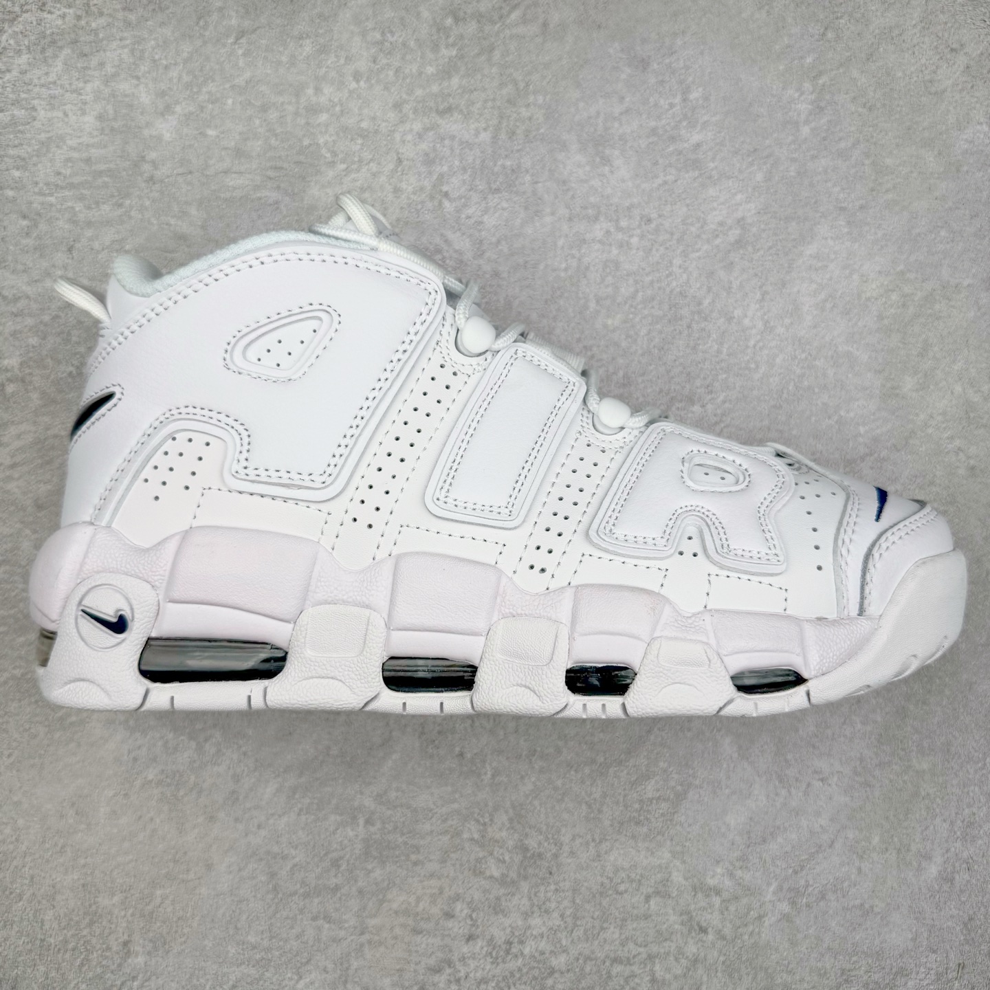 ＃CK纯原 NK Air More Uptempo ’96 OG 皮蓬大AIR复古篮球鞋 DH9719-100 以流行于街头的涂鸦文化为设计灵感 整体的设计风格夸张而充满魅力 厚实而充满质感的皮质鞋面两侧印刻了一对巨大的字母“AIR”独特炫酷的外观惊艳无比 尺码：36 36.5 37.5 38 38.5 39 40 40.5 41 42 42.5 43 44 44.5 45 46-选品中心