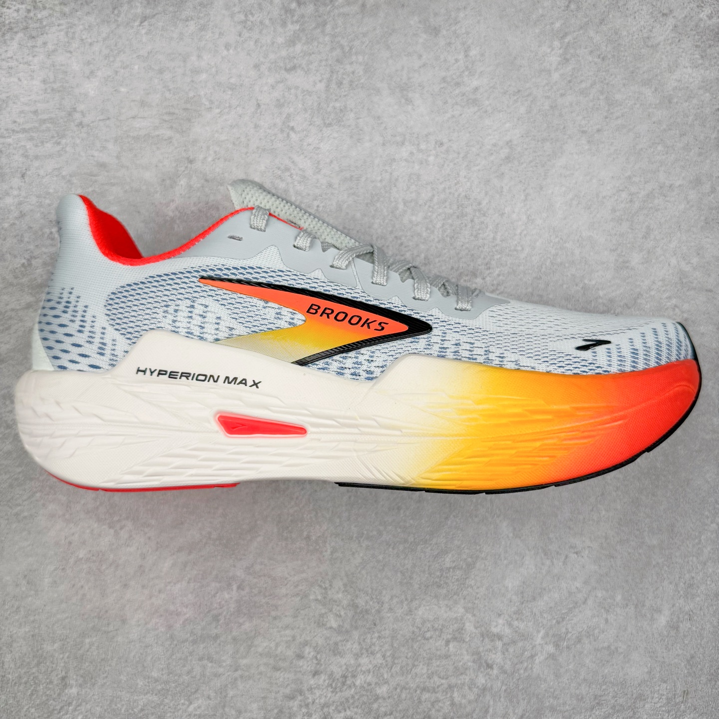 Brooks Hyperion Tempo 布鲁克斯竞速跑鞋 轻量训练缓震跑鞋马拉松运动鞋 Brooks 四大跑鞋之一 百年品牌 跑鞋从外形上基本就能判断这是一款速度跑鞋 简洁干练的外形结构和极强的运动流线型看着非常有速度感 上脚的第一感觉是非常轻 美码9码的鞋单只206g不到 从个人偏好来说 200g左右的竞速鞋最具安全感 鞋面采用单层网布 很薄 前掌使用了大量开放式网眼 排气直接快速 透气性上乘 鞋舌也是轻量化设计 仅为一层麂皮 和脚背完美贴合 鞋舌中央有个防偏穿孔 从实际穿着来看 通常鞋舌都是外偏 如果是防偏穿孔位于中心 防偏效果其实并不十分有效 如果采用趋外侧的偏心设计更有效 鞋帮泡棉填充量不大 但非常紧凑 贴合舒适 包裹稳固 内置硬质TPU保证必要的稳定性 跑鞋中底采用的是DNA FLASH科技材料 DNA FLASH中底科技 是Brooks第一款将氮气注入中底的创新科技 主要原理是借助“超临界流体”发泡技术 将液态氮稳定的转化为气态氮 并使其均匀地形成无数紧密贴合的密闭式气囊结构 尺码：40 40.5 41 42 42.5 43 44 44.5 45 46-选品中心