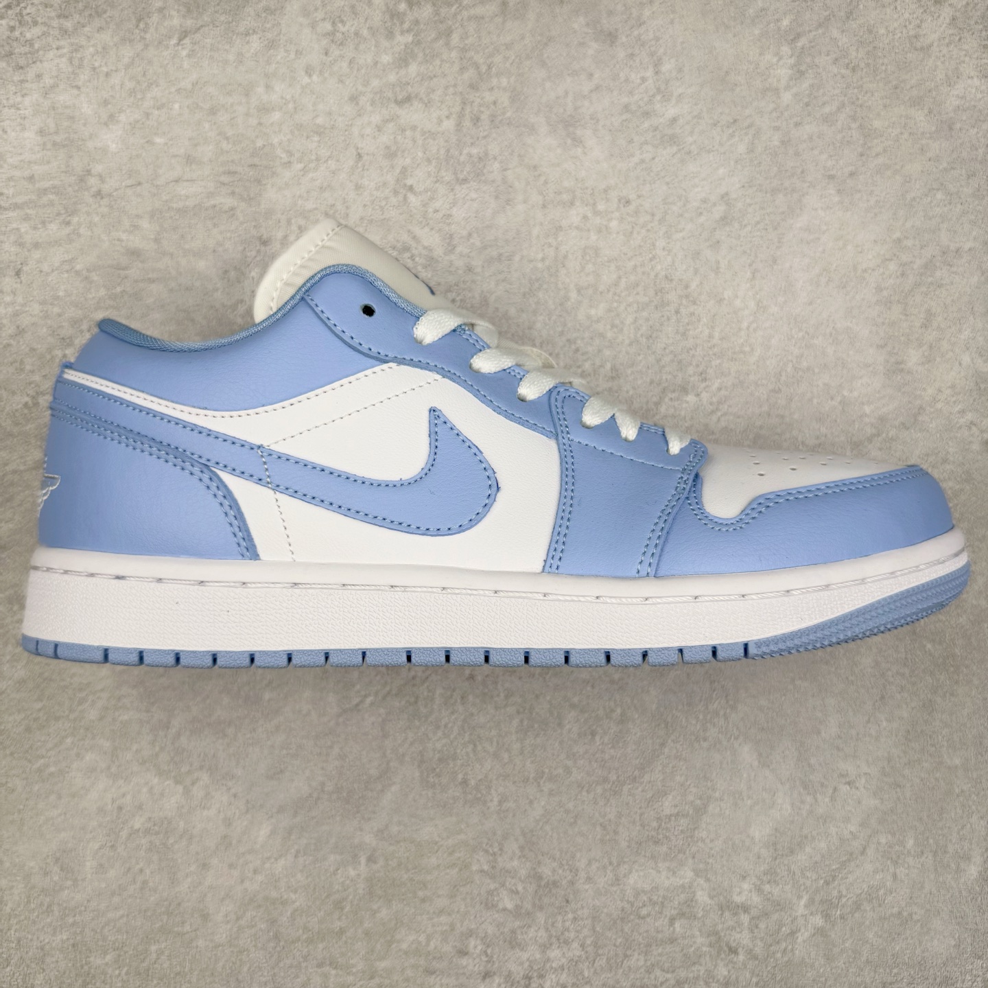 ＃K版 Air Jordan AJ1 Low 低帮 浅蓝白 DC0774-142 全新流水线出品 DT版本唯一平替选择 市场第二梯队最强版 全部原鞋开发 原楦原纸板开发 全鞋电脑针车 原厂内置全掌气垫 原盒内在原标 唯一Zp原版鞋带绑法 免检产品 全新2022版型 全头层皮料 完美零毛边处理 原厂配置全掌气垫 价格定位良心 几十个配色陆续出货 实拍调校N版已经零色差零失真 百分百还原实物色彩所见即所得 不存在货不对板色差等低级问题 选购参考实物拍摄 不混卖不参货 只用心做好货严格选品 承诺混一赔十 尺码：36 36.5 37.5 38 38.5 39 40 40.5 41 42 42.5 43 44 44.5 45-选品中心