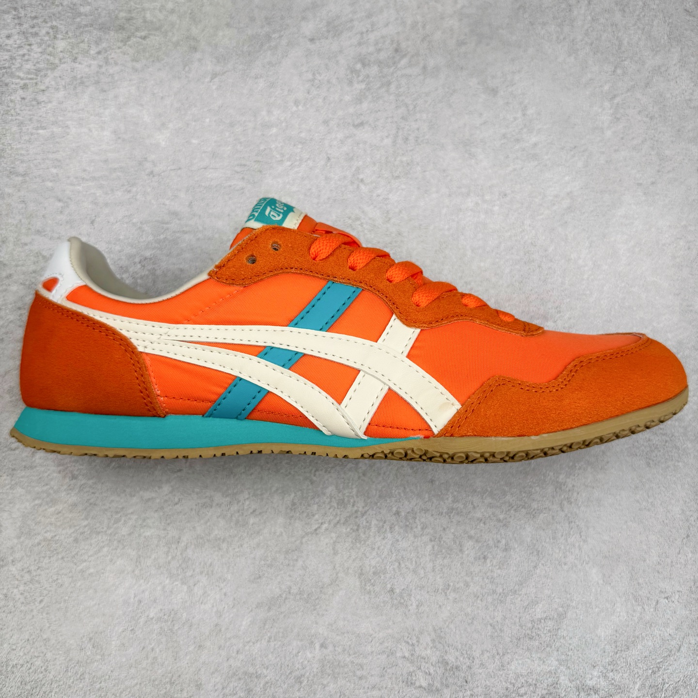 Onitsuka 鬼冢虎 Serrano系列 潮流舒适轻便生活休闲鞋 上架实拍鞋面采用翻毛皮和牛津布面设计制作，透气性好，包裹感很强。鞋底采用防滑耐磨橡胶大底，脚感轻便舒适。鞋掌做了加宽处理，穿着更加舒适。尺码：36 37 37.5 38 39 39.5 40 40.5 41.5 42 42.5 43.5 44 45-选品中心
