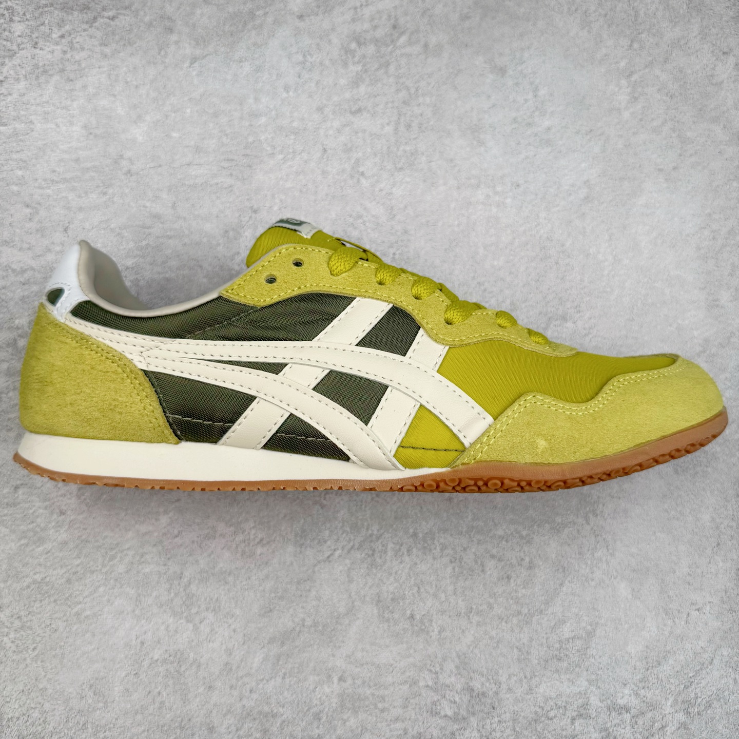 Onitsuka 鬼冢虎 Serrano系列 潮流舒适轻便生活休闲鞋 上架实拍鞋面采用翻毛皮和牛津布面设计制作,透气性好,包裹感很强。鞋底采用防滑耐磨橡胶大底,脚感轻便舒适。鞋掌做了加宽处理,穿着更加舒适。尺码:36 37 37.5 38 39 39.5 40 40.5 41.5 42 42.5 43.5 44 45-选品中心