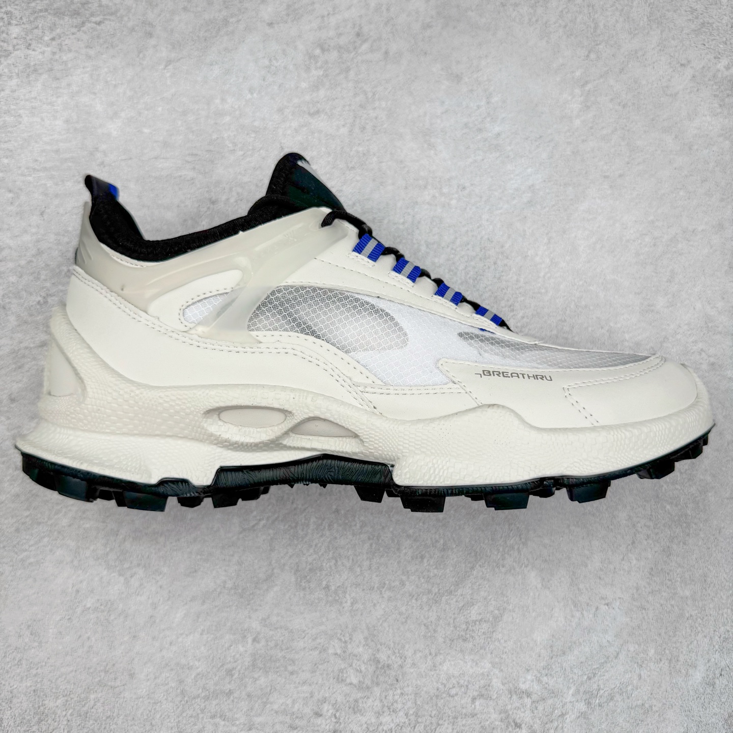 ECCO爱步男士15周年 运动休闲鞋 轻便缓震跑步鞋 健步BIOMC 市面最高版本 甄选优质皮面搭配纺织衬里，脚感柔软舒适，透气不闷脚 鞋舌及鞋垫上的周年LOGO设计 纪念属于BIOM的15载生机之旅 自然律动科技，符合人体工学鞋楦，贴近足部天然形态 直接注塑工艺连接鞋面与鞋底，一体成型，合脚稳固 橡胶外底适应多种形态，抓地耐磨，稳定支撑 都市探索 步履悠然 尺码：39 40 41 42 43 44 （正常码）-选品中心