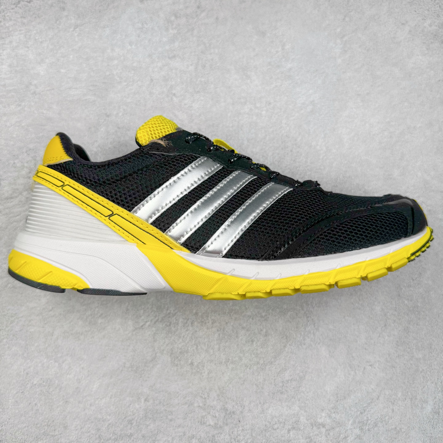 BAD BUNNY x AD Originals ADIZERO SL 72 联名柔软舒适防滑耐磨低帮生活休闲鞋 此番 Bad Bunny 和 adidas 以 Adizero SL 72 为蓝本，推出 3 款不同配色，设计灵感汲取自复古跑鞋 SL 72 ，将经典元素与现代风尚相融合，打造出别具一格的鞋履。鞋面采用多层次叠加设计，很有层次感，吸引人。选用华夫格网、绒面革、皮革和灯芯绒等优质材料。鞋身上的 “ Para Bad Bunny ”中足标识与双阿迪达斯标志，彰显了双方的合作身份。搭载 Adizero 泡棉中底，确保卓越的舒适性与性能表现。尺码：36 36.5 37.5 38 38.5 39 40 40.5 41 42 42.5 43 44 44.5 45-选品中心