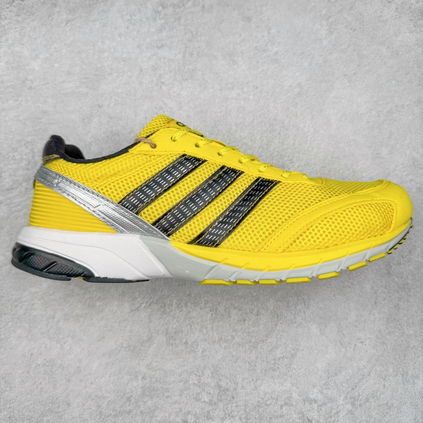 BAD BUNNY x AD Originals ADIZERO SL 72 联名柔软舒适防滑耐磨低帮生活休闲鞋 此番 Bad Bunny 和 adidas 以 Adizero SL 72 为蓝本，推出 3 款不同配色，设计灵感汲取自复古跑鞋 SL 72 ，将经典元素与现代风尚相融合，打造出别具一格的鞋履。鞋面采用多层次叠加设计，很有层次感，吸引人。选用华夫格网、绒面革、皮革和灯芯绒等优质材料。鞋身上的 “ Para Bad Bunny ”中足标识与双阿迪达斯标志，彰显了双方的合作身份。搭载 Adizero 泡棉中底，确保卓越的舒适性与性能表现。尺码：36 36.5 37.5 38 38.5 39 40 40.5 41 42 42.5 43 44 44.5 45-选品中心