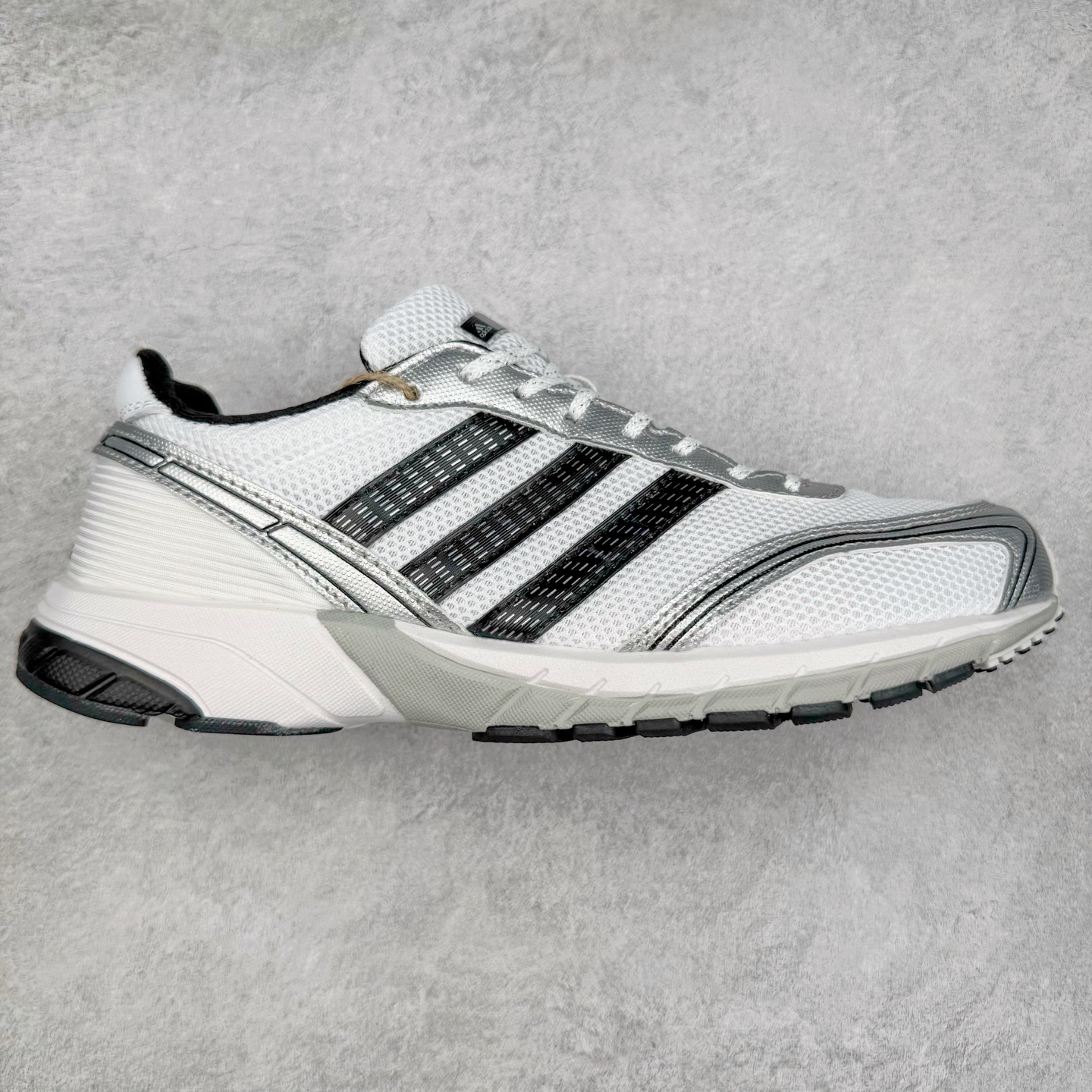 BAD BUNNY x AD Originals ADIZERO SL 72 联名柔软舒适防滑耐磨低帮生活休闲鞋 此番 Bad Bunny 和 adidas 以 Adizero SL 72 为蓝本，推出 3 款不同配色，设计灵感汲取自复古跑鞋 SL 72 ，将经典元素与现代风尚相融合，打造出别具一格的鞋履。鞋面采用多层次叠加设计，很有层次感，吸引人。选用华夫格网、绒面革、皮革和灯芯绒等优质材料。鞋身上的 “ Para Bad Bunny ”中足标识与双阿迪达斯标志，彰显了双方的合作身份。搭载 Adizero 泡棉中底，确保卓越的舒适性与性能表现。尺码：36 36.5 37.5 38 38.5 39 40 40.5 41 42 42.5 43 44 44.5 45-选品中心