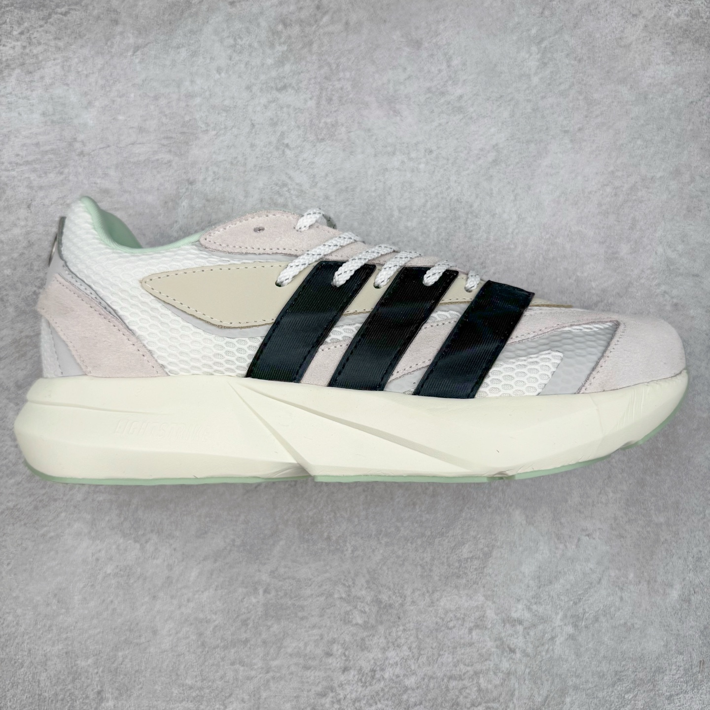 AD LIGHTBLAZE 流光舒适防滑耐磨低帮跑步鞋 JP8363 前卫的专业跑鞋风格造型,LIGHTBLAZE延续了竞速美学的流线轮廓,保留住了与 AdizeroAdios Pro Evo 1相类似厚底理念和「宽三道杠」的视觉元素。尺码:36 36.5 37.5 38 38.5 39 40 40.5 41 42 42.5 43 44 44.5 45-选品中心