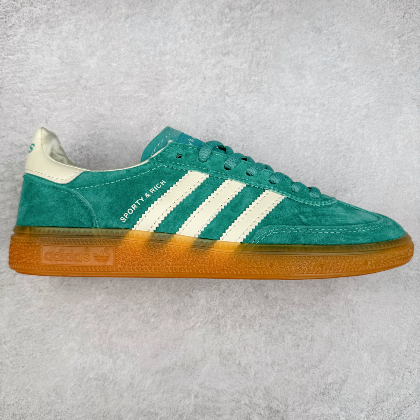AD Originals Handball SPZL 手球运动员系列百搭休闲运动板鞋 IH2148 这款来自阿迪达斯的这款HANDBALL SPZL前身是一双手球运动鞋，这一次拿来复刻，所以鞋面的主要色彩选用了黑色， 鞋面外侧除了Spezial字母之外还有三叶草标志。Handball SPZL作为复古手球训练鞋与作为室内足球鞋的Samba有着异曲同工之处，但是质感更为出众的鞋身以及丰富的配色选择比起Samba来讲可以说是更胜一筹了！尺码：36 36⅔ 37⅓ 38 38⅔ 39⅓ 40 40⅔ 41⅓ 42 42⅔ 43⅓ 44 45-选品中心