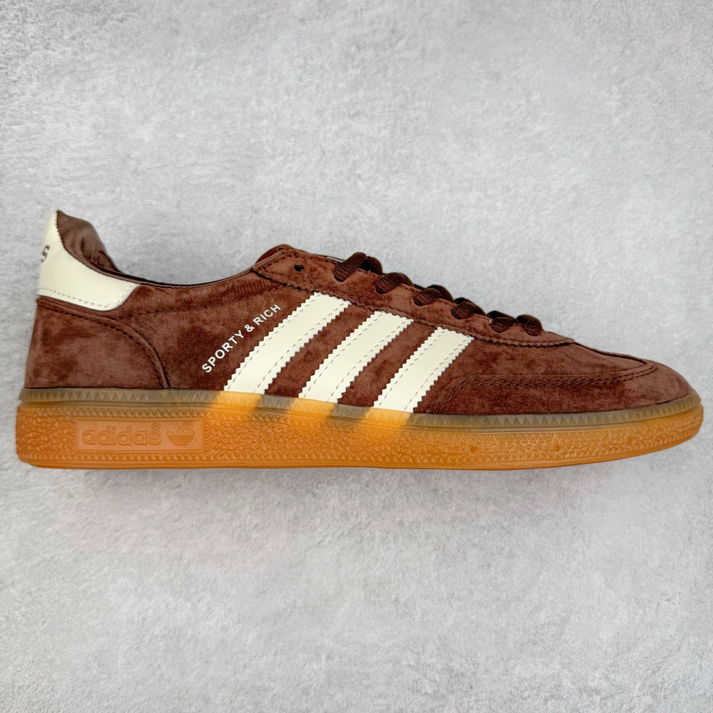 AD Originals Handball SPZL 手球运动员系列百搭休闲运动板鞋 IH2612 这款来自阿迪达斯的这款HANDBALL SPZL前身是一双手球运动鞋，这一次拿来复刻，所以鞋面的主要色彩选用了黑色， 鞋面外侧除了Spezial字母之外还有三叶草标志。Handball SPZL作为复古手球训练鞋与作为室内足球鞋的Samba有着异曲同工之处，但是质感更为出众的鞋身以及丰富的配色选择比起Samba来讲可以说是更胜一筹了！尺码：36 36⅔ 37⅓ 38 38⅔ 39⅓ 40 40⅔ 41⅓ 42 42⅔ 43⅓ 44 45-选品中心