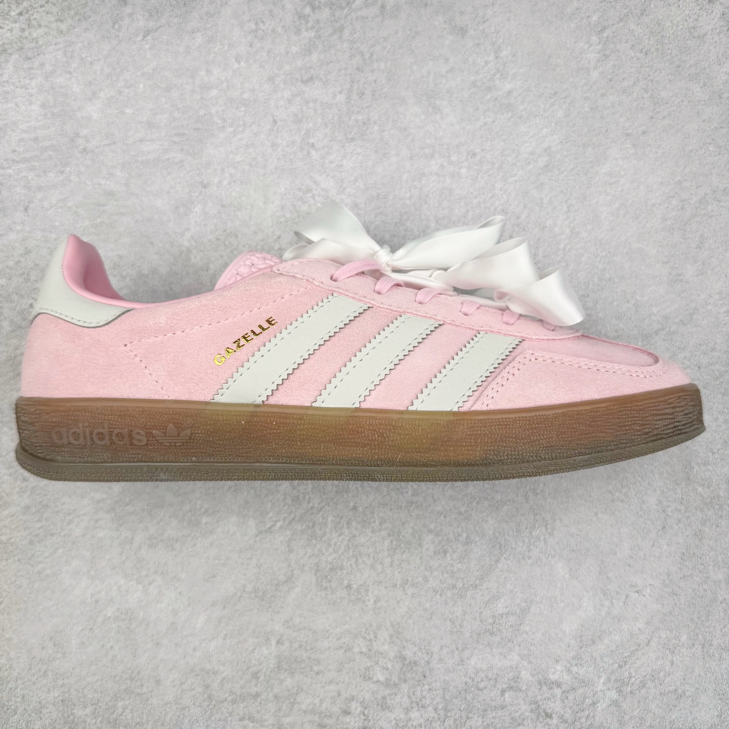 AD Gazelle Indoor Trainers 羚羊内训系列低帮复古百搭休闲运动德训风板鞋 JI2716 90年代经典的复刻版！自60年代以足球训练鞋面世以来,Gazelle就以其经典设计席卷全球。1991年版本的复刻,再造经典Gazelle。采用皮革打造,搭配浊色细节,让这款经典更加简约。尺码：36 36⅔ 37⅓ 38 38⅔ 39⅓ 40 40⅔ 41⅓ 42 42⅔ 43⅓ 44⅓ 44⅔ 45-选品中心
