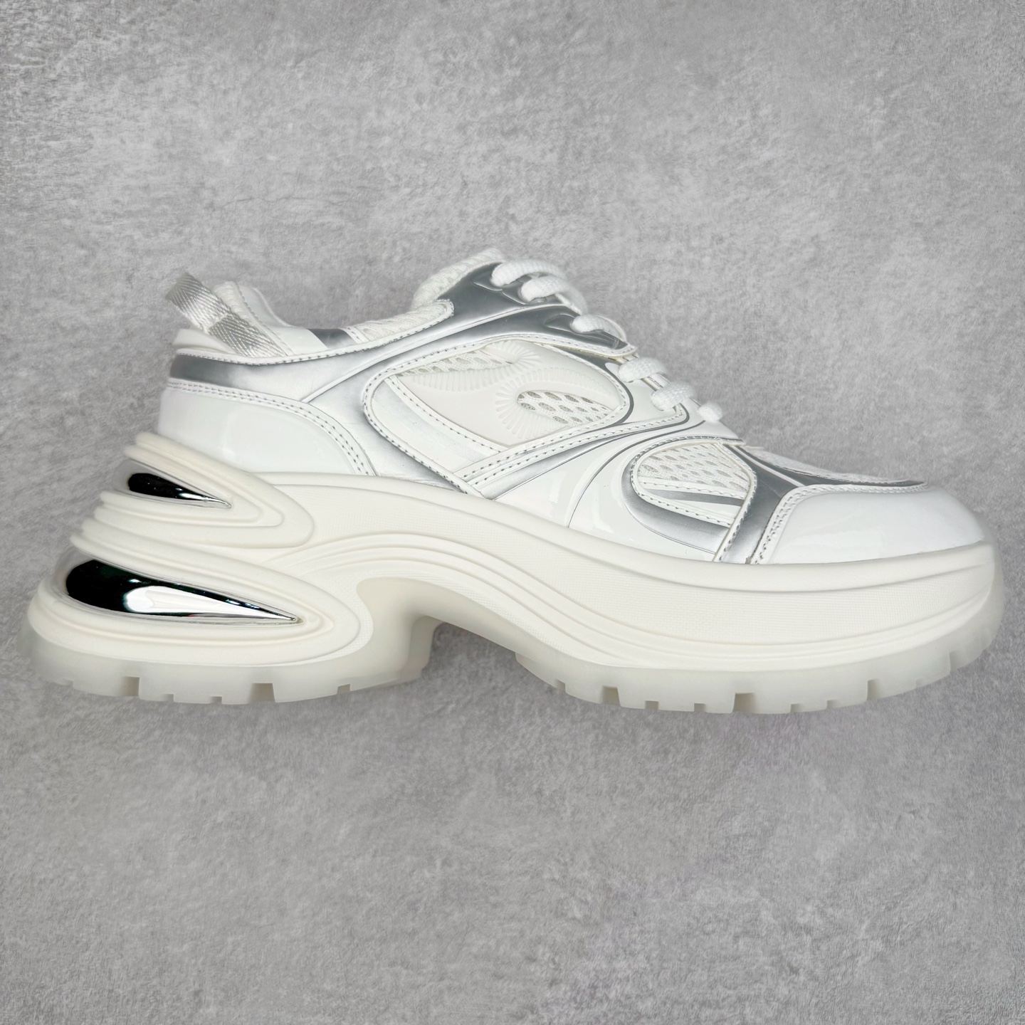 GG-CC 银角大王7cm厚底增高休闲运动老爹鞋系列 广东大厂出品 7CM厚底增高 星河粒子 银白色 银角大王 完美细节 25ss春季新款厚底增高 大长腿 时髦look轻松定格 不费力展现率性氛围 高档银盒 酷帅机能风不规则设计大底 拼色造型设计 轻便舒适百搭 GGCC银白配色好温柔 三层组合月牙底 柔软有弹性的月牙底和增加舒适度显腿长的7cm增高 长时间走路和站立都不累脚舒适度和少女感 厚底增高 不管怎么搭都好看~尺码：35 36 37 38 39 40-选品中心