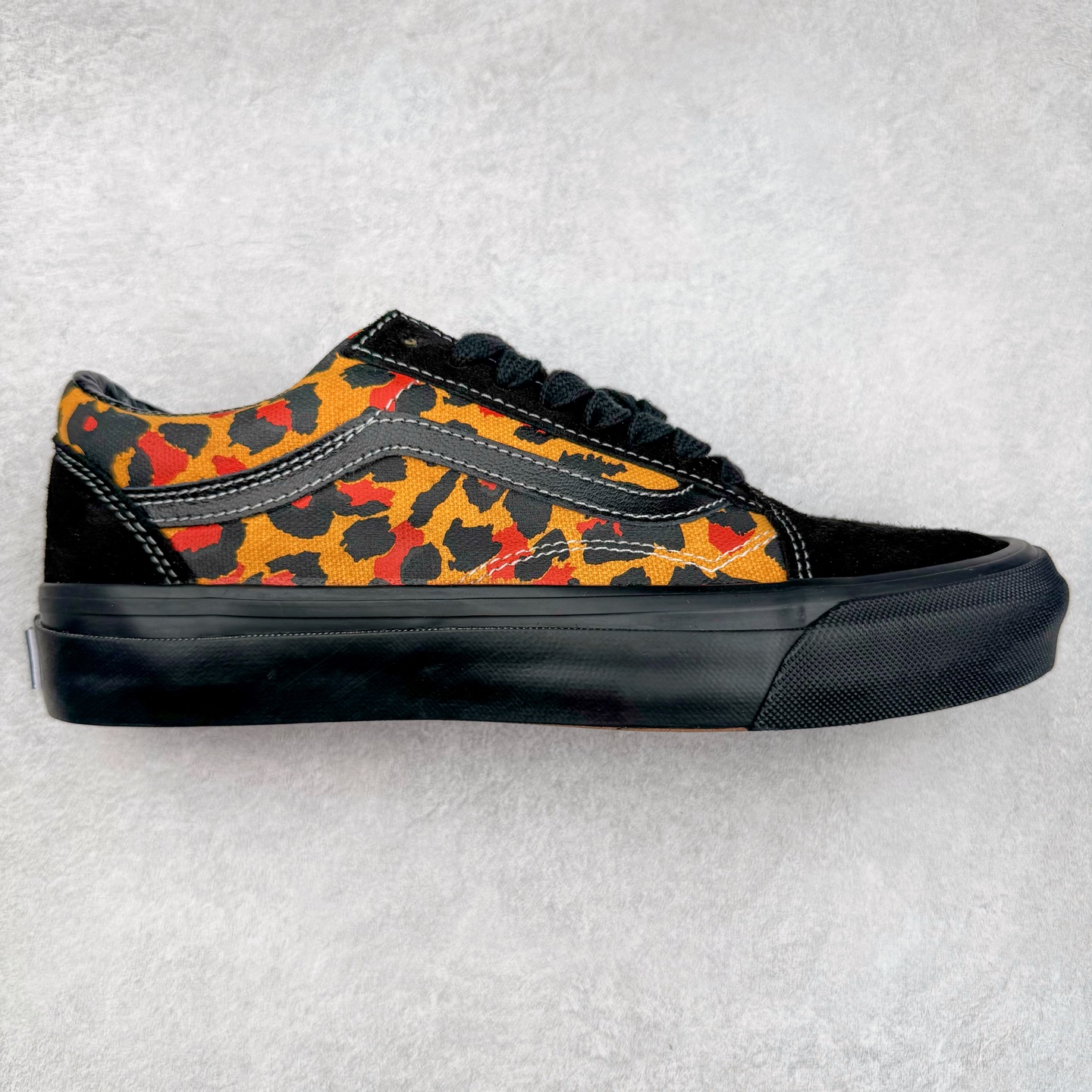 Vans Premium Old Skool 高阶系列 豹纹拼接休闲低帮滑板鞋 范斯官方新款 重回复古街头巅峰 鞋面采用麂皮搭配帆布材质打造 豹纹配色点缀 质感拉满 从鞋型和贴合度方面重塑鞋款 增强复古属性 缓震抗疲劳活动鞋垫使脚感更舒适 货号：VN000D56BA2 黑白豹纹 货号：VN000D56BKA 黑橙豹纹 尺码：35 36 36.5 37 38 38.5 39 40 40.5 41 42 42.5 43 44-选品中心