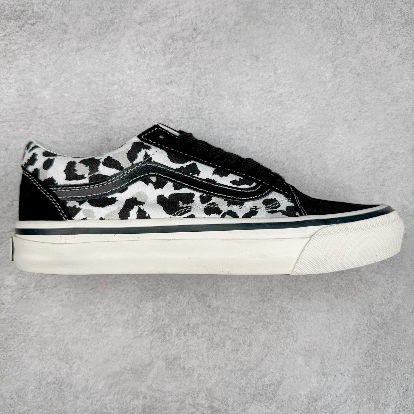 Vans Premium Old Skool 高阶系列 豹纹拼接休闲低帮滑板鞋 范斯官方新款 重回复古街头巅峰 鞋面采用麂皮搭配帆布材质打造 豹纹配色点缀 质感拉满 从鞋型和贴合度方面重塑鞋款 增强复古属性 缓震抗疲劳活动鞋垫使脚感更舒适 货号：VN000D56BA2 黑白豹纹 货号：VN000D56BKA 黑橙豹纹 尺码：35 36 36.5 37 38 38.5 39 40 40.5 41 42 42.5 43 44-选品中心