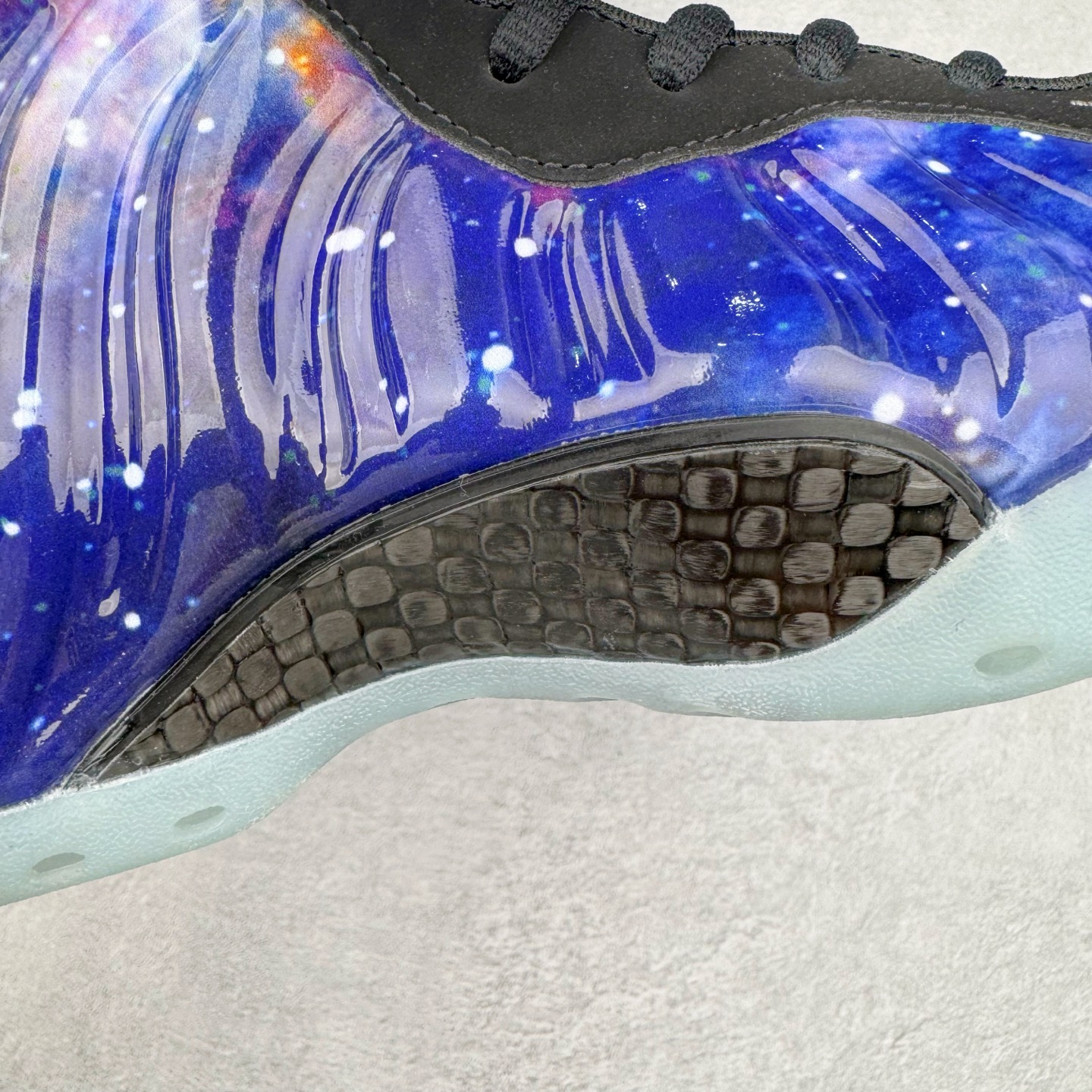 图片[18]-NK Air Foamposite One 新银河喷 FQ4303-400 莞产原底面 公司渠道同模具 鞋型发泡360度无死角 双层Zoom气垫植入 中底完美注胶 搭载原厂碳纤维材质 诞生于1997年的NK Air Foamposite系列可以说是整个球鞋历史上最为经典的系列之一 也就是我们常说的“喷”和“泡” 其中“喷”由Foamposite One代言人Penny的英文音译而来 而“泡”则来源于另一款鞋型 Foamposite Pro中\\\”pro\\\”的音译 在诞生初期 由于高昂的造价以及超前的外形 Foamposite系列的反对者不在少数 甚至有人认为这款鞋会毁掉整个球鞋行业 但事实证明这双灵感来自于甲虫 自带“黑科技”鞋面以及双层Zoom+大块碳板的太空球鞋不仅受到了大众的接受与追捧 并且成功的影响了篮球鞋的发展 尺码：38.5 39 40 40.5 41 42 42.5 43 44 44.5 45 46-选品中心
