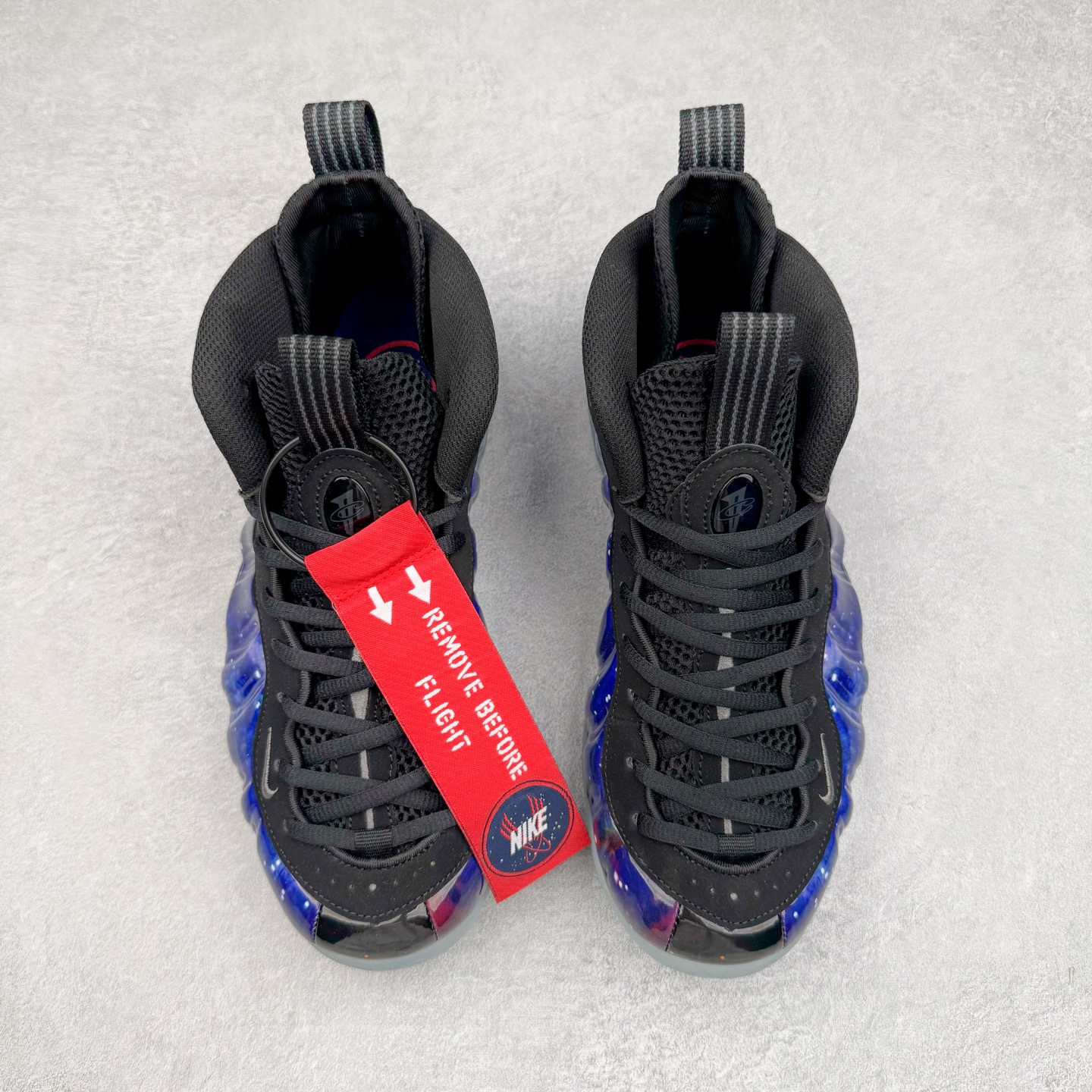 图片[2]-NK Air Foamposite One 新银河喷 FQ4303-400 莞产原底面 公司渠道同模具 鞋型发泡360度无死角 双层Zoom气垫植入 中底完美注胶 搭载原厂碳纤维材质 诞生于1997年的NK Air Foamposite系列可以说是整个球鞋历史上最为经典的系列之一 也就是我们常说的“喷”和“泡” 其中“喷”由Foamposite One代言人Penny的英文音译而来 而“泡”则来源于另一款鞋型 Foamposite Pro中\\\”pro\\\”的音译 在诞生初期 由于高昂的造价以及超前的外形 Foamposite系列的反对者不在少数 甚至有人认为这款鞋会毁掉整个球鞋行业 但事实证明这双灵感来自于甲虫 自带“黑科技”鞋面以及双层Zoom+大块碳板的太空球鞋不仅受到了大众的接受与追捧 并且成功的影响了篮球鞋的发展 尺码：38.5 39 40 40.5 41 42 42.5 43 44 44.5 45 46-选品中心