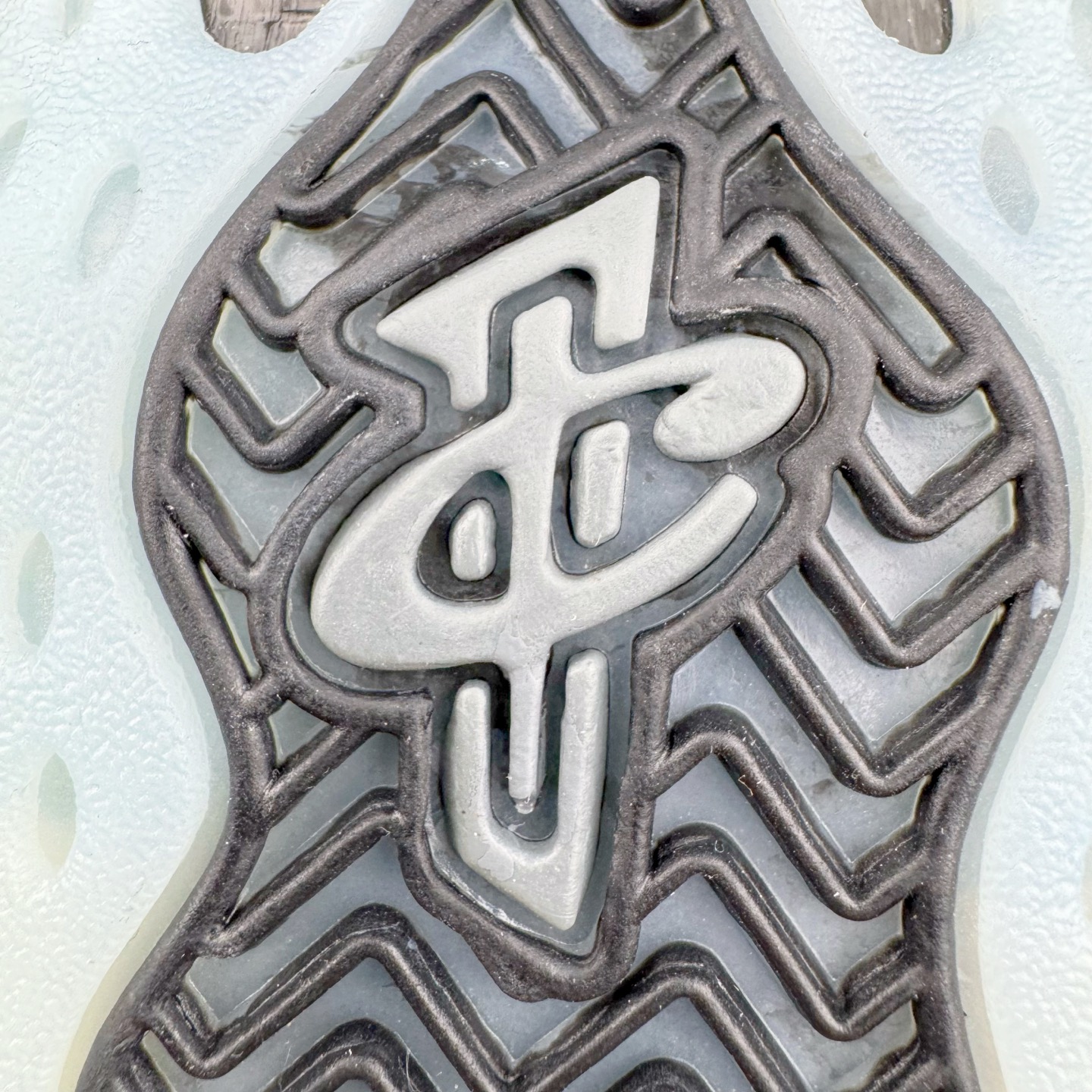 图片[20]-NK Air Foamposite One 新银河喷 FQ4303-400 莞产原底面 公司渠道同模具 鞋型发泡360度无死角 双层Zoom气垫植入 中底完美注胶 搭载原厂碳纤维材质 诞生于1997年的NK Air Foamposite系列可以说是整个球鞋历史上最为经典的系列之一 也就是我们常说的“喷”和“泡” 其中“喷”由Foamposite One代言人Penny的英文音译而来 而“泡”则来源于另一款鞋型 Foamposite Pro中\\\”pro\\\”的音译 在诞生初期 由于高昂的造价以及超前的外形 Foamposite系列的反对者不在少数 甚至有人认为这款鞋会毁掉整个球鞋行业 但事实证明这双灵感来自于甲虫 自带“黑科技”鞋面以及双层Zoom+大块碳板的太空球鞋不仅受到了大众的接受与追捧 并且成功的影响了篮球鞋的发展 尺码：38.5 39 40 40.5 41 42 42.5 43 44 44.5 45 46-选品中心