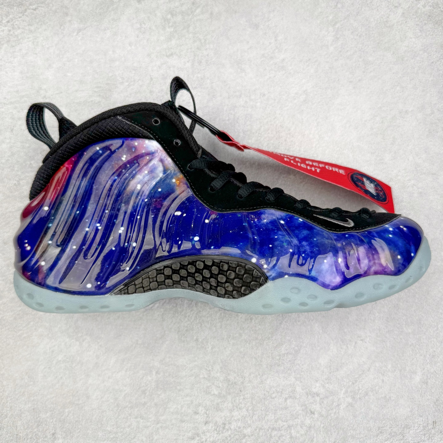 NK Air Foamposite One 新银河喷 FQ4303-400 莞产原底面 公司渠道同模具 鞋型发泡360度无死角 双层Zoom气垫植入 中底完美注胶 搭载原厂碳纤维材质 诞生于1997年的NK Air Foamposite系列可以说是整个球鞋历史上最为经典的系列之一 也就是我们常说的“喷”和“泡” 其中“喷”由Foamposite One代言人Penny的英文音译而来 而“泡”则来源于另一款鞋型 Foamposite Pro中\\\”pro\\\”的音译 在诞生初期 由于高昂的造价以及超前的外形 Foamposite系列的反对者不在少数 甚至有人认为这款鞋会毁掉整个球鞋行业 但事实证明这双灵感来自于甲虫 自带“黑科技”鞋面以及双层Zoom+大块碳板的太空球鞋不仅受到了大众的接受与追捧 并且成功的影响了篮球鞋的发展 尺码：38.5 39 40 40.5 41 42 42.5 43 44 44.5 45 46-选品中心