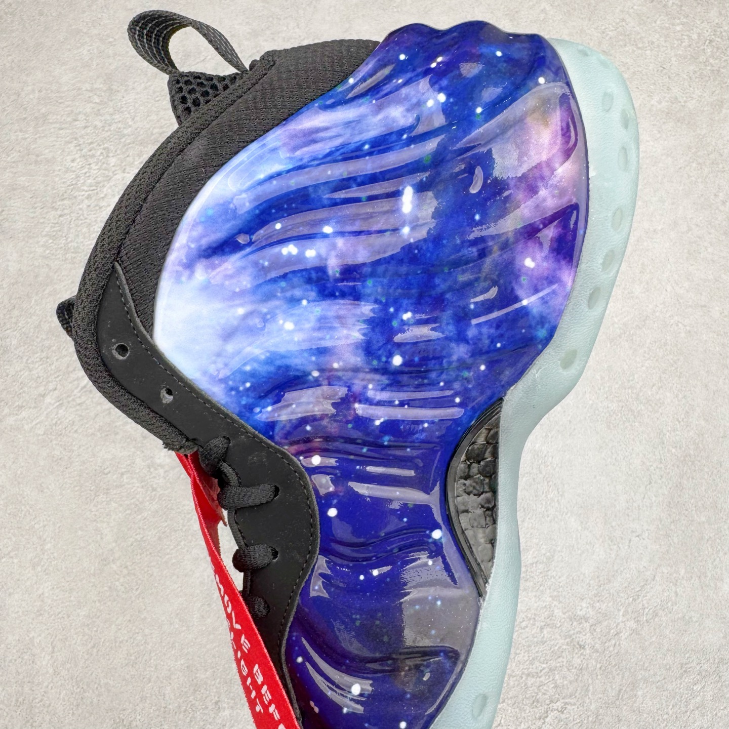 图片[7]-NK Air Foamposite One 新银河喷 FQ4303-400 莞产原底面 公司渠道同模具 鞋型发泡360度无死角 双层Zoom气垫植入 中底完美注胶 搭载原厂碳纤维材质 诞生于1997年的NK Air Foamposite系列可以说是整个球鞋历史上最为经典的系列之一 也就是我们常说的“喷”和“泡” 其中“喷”由Foamposite One代言人Penny的英文音译而来 而“泡”则来源于另一款鞋型 Foamposite Pro中\\\”pro\\\”的音译 在诞生初期 由于高昂的造价以及超前的外形 Foamposite系列的反对者不在少数 甚至有人认为这款鞋会毁掉整个球鞋行业 但事实证明这双灵感来自于甲虫 自带“黑科技”鞋面以及双层Zoom+大块碳板的太空球鞋不仅受到了大众的接受与追捧 并且成功的影响了篮球鞋的发展 尺码：38.5 39 40 40.5 41 42 42.5 43 44 44.5 45 46-选品中心