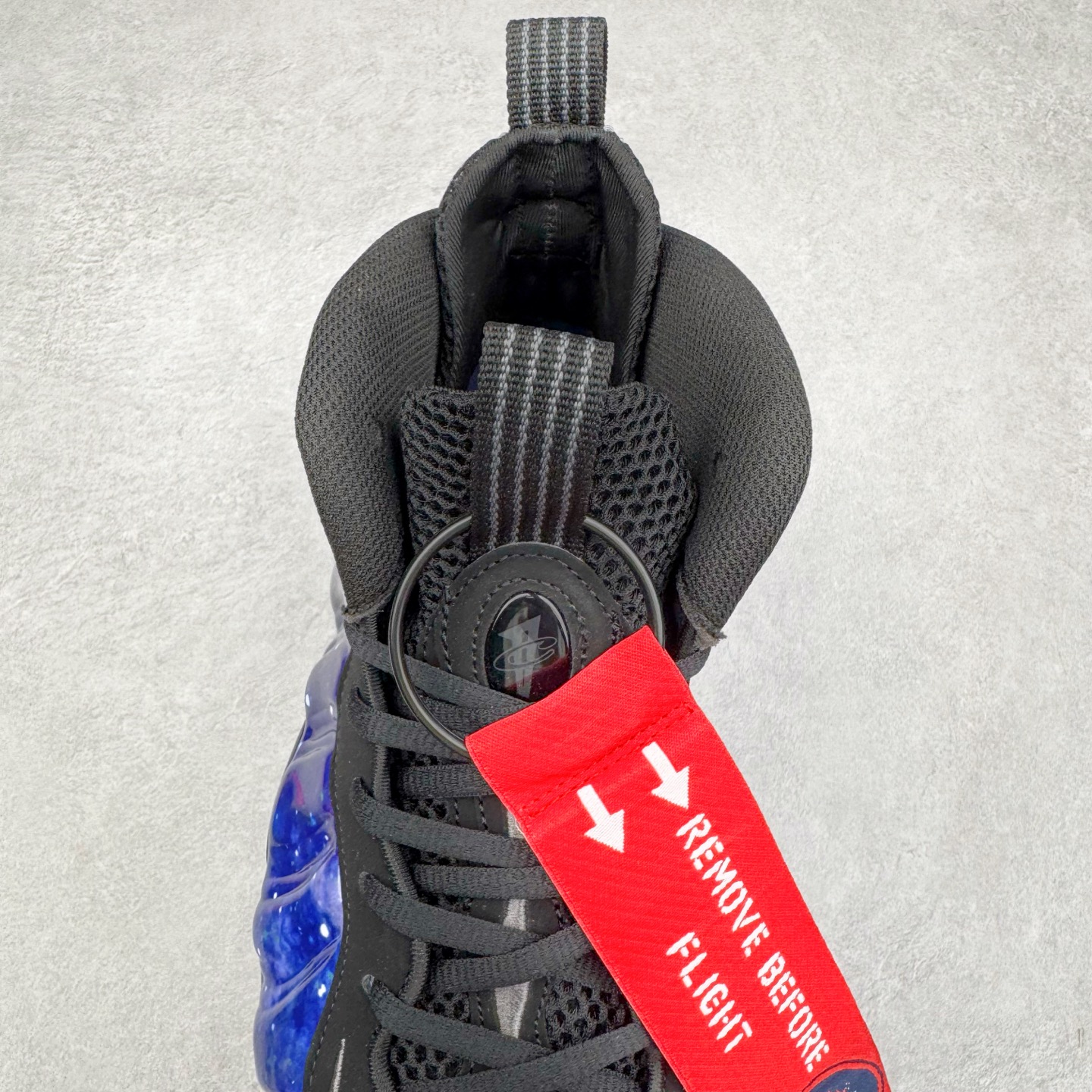 图片[5]-NK Air Foamposite One 新银河喷 FQ4303-400 莞产原底面 公司渠道同模具 鞋型发泡360度无死角 双层Zoom气垫植入 中底完美注胶 搭载原厂碳纤维材质 诞生于1997年的NK Air Foamposite系列可以说是整个球鞋历史上最为经典的系列之一 也就是我们常说的“喷”和“泡” 其中“喷”由Foamposite One代言人Penny的英文音译而来 而“泡”则来源于另一款鞋型 Foamposite Pro中\\\”pro\\\”的音译 在诞生初期 由于高昂的造价以及超前的外形 Foamposite系列的反对者不在少数 甚至有人认为这款鞋会毁掉整个球鞋行业 但事实证明这双灵感来自于甲虫 自带“黑科技”鞋面以及双层Zoom+大块碳板的太空球鞋不仅受到了大众的接受与追捧 并且成功的影响了篮球鞋的发展 尺码：38.5 39 40 40.5 41 42 42.5 43 44 44.5 45 46-选品中心
