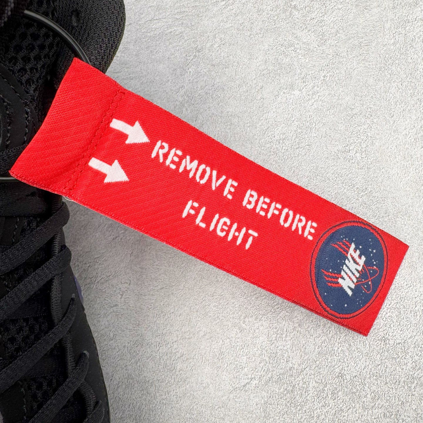 图片[14]-NK Air Foamposite One 新银河喷 FQ4303-400 莞产原底面 公司渠道同模具 鞋型发泡360度无死角 双层Zoom气垫植入 中底完美注胶 搭载原厂碳纤维材质 诞生于1997年的NK Air Foamposite系列可以说是整个球鞋历史上最为经典的系列之一 也就是我们常说的“喷”和“泡” 其中“喷”由Foamposite One代言人Penny的英文音译而来 而“泡”则来源于另一款鞋型 Foamposite Pro中\\\”pro\\\”的音译 在诞生初期 由于高昂的造价以及超前的外形 Foamposite系列的反对者不在少数 甚至有人认为这款鞋会毁掉整个球鞋行业 但事实证明这双灵感来自于甲虫 自带“黑科技”鞋面以及双层Zoom+大块碳板的太空球鞋不仅受到了大众的接受与追捧 并且成功的影响了篮球鞋的发展 尺码：38.5 39 40 40.5 41 42 42.5 43 44 44.5 45 46-选品中心