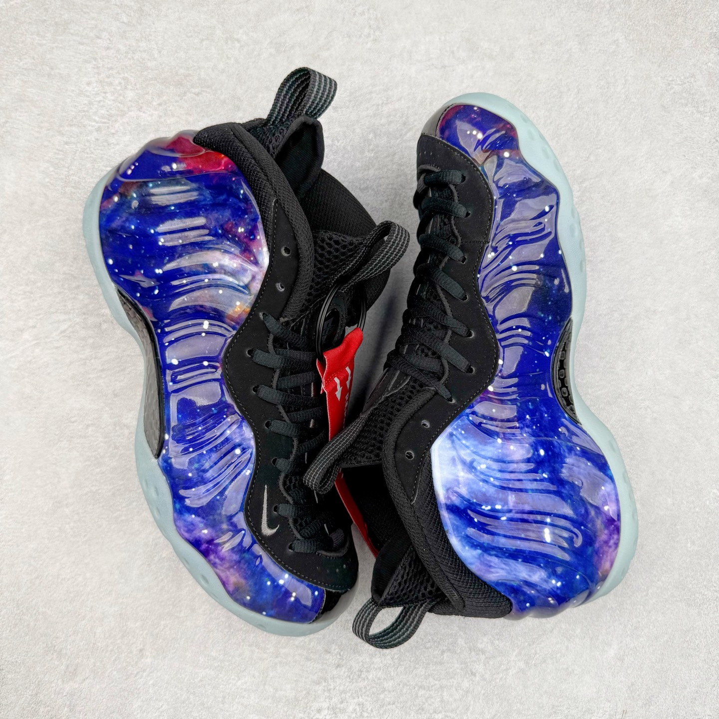 图片[3]-NK Air Foamposite One 新银河喷 FQ4303-400 莞产原底面 公司渠道同模具 鞋型发泡360度无死角 双层Zoom气垫植入 中底完美注胶 搭载原厂碳纤维材质 诞生于1997年的NK Air Foamposite系列可以说是整个球鞋历史上最为经典的系列之一 也就是我们常说的“喷”和“泡” 其中“喷”由Foamposite One代言人Penny的英文音译而来 而“泡”则来源于另一款鞋型 Foamposite Pro中\\\”pro\\\”的音译 在诞生初期 由于高昂的造价以及超前的外形 Foamposite系列的反对者不在少数 甚至有人认为这款鞋会毁掉整个球鞋行业 但事实证明这双灵感来自于甲虫 自带“黑科技”鞋面以及双层Zoom+大块碳板的太空球鞋不仅受到了大众的接受与追捧 并且成功的影响了篮球鞋的发展 尺码：38.5 39 40 40.5 41 42 42.5 43 44 44.5 45 46-选品中心