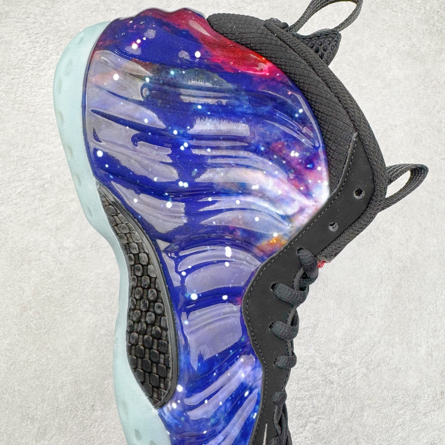 图片[6]-NK Air Foamposite One 新银河喷 FQ4303-400 莞产原底面 公司渠道同模具 鞋型发泡360度无死角 双层Zoom气垫植入 中底完美注胶 搭载原厂碳纤维材质 诞生于1997年的NK Air Foamposite系列可以说是整个球鞋历史上最为经典的系列之一 也就是我们常说的“喷”和“泡” 其中“喷”由Foamposite One代言人Penny的英文音译而来 而“泡”则来源于另一款鞋型 Foamposite Pro中\\\”pro\\\”的音译 在诞生初期 由于高昂的造价以及超前的外形 Foamposite系列的反对者不在少数 甚至有人认为这款鞋会毁掉整个球鞋行业 但事实证明这双灵感来自于甲虫 自带“黑科技”鞋面以及双层Zoom+大块碳板的太空球鞋不仅受到了大众的接受与追捧 并且成功的影响了篮球鞋的发展 尺码：38.5 39 40 40.5 41 42 42.5 43 44 44.5 45 46-选品中心