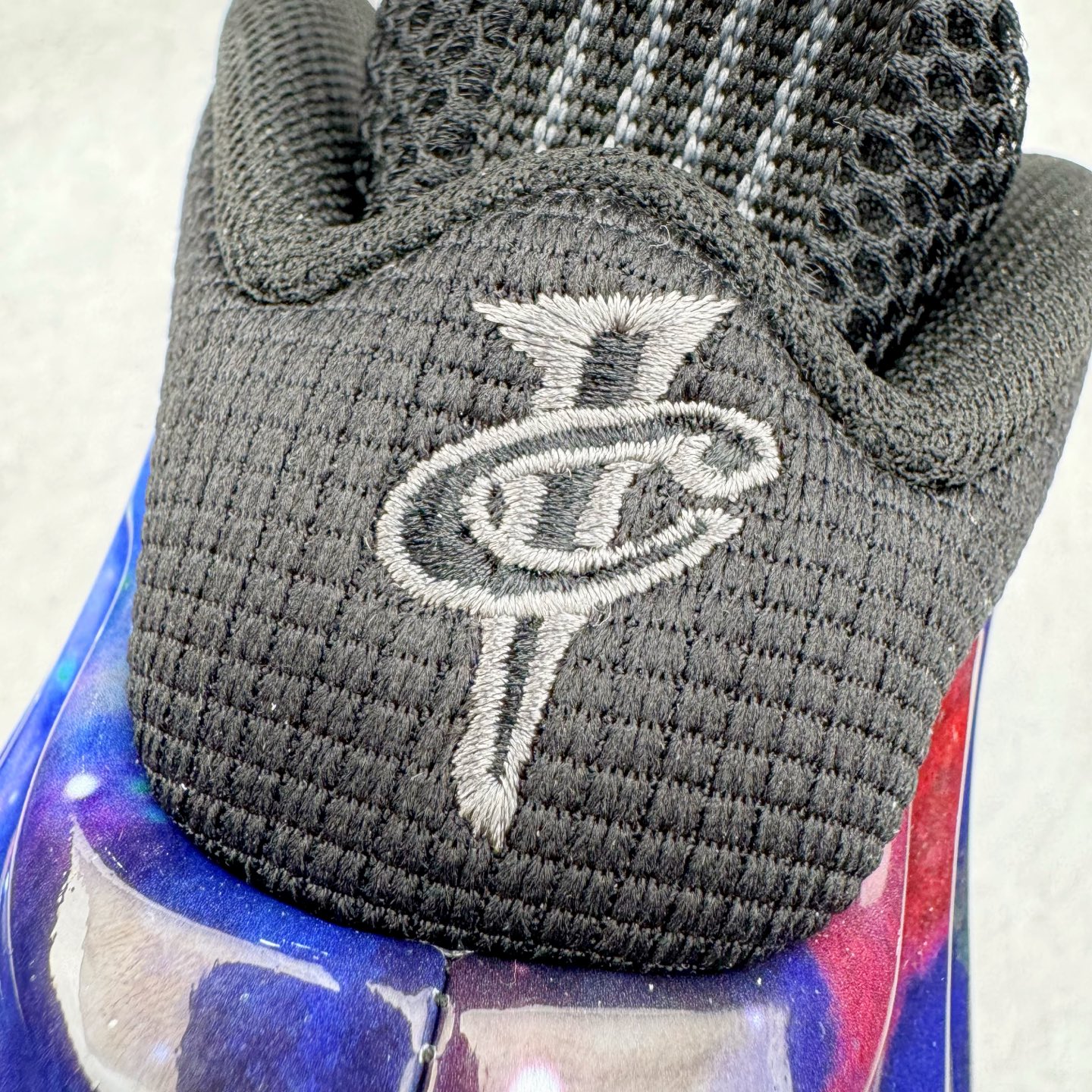 图片[16]-NK Air Foamposite One 新银河喷 FQ4303-400 莞产原底面 公司渠道同模具 鞋型发泡360度无死角 双层Zoom气垫植入 中底完美注胶 搭载原厂碳纤维材质 诞生于1997年的NK Air Foamposite系列可以说是整个球鞋历史上最为经典的系列之一 也就是我们常说的“喷”和“泡” 其中“喷”由Foamposite One代言人Penny的英文音译而来 而“泡”则来源于另一款鞋型 Foamposite Pro中\\\”pro\\\”的音译 在诞生初期 由于高昂的造价以及超前的外形 Foamposite系列的反对者不在少数 甚至有人认为这款鞋会毁掉整个球鞋行业 但事实证明这双灵感来自于甲虫 自带“黑科技”鞋面以及双层Zoom+大块碳板的太空球鞋不仅受到了大众的接受与追捧 并且成功的影响了篮球鞋的发展 尺码：38.5 39 40 40.5 41 42 42.5 43 44 44.5 45 46-选品中心