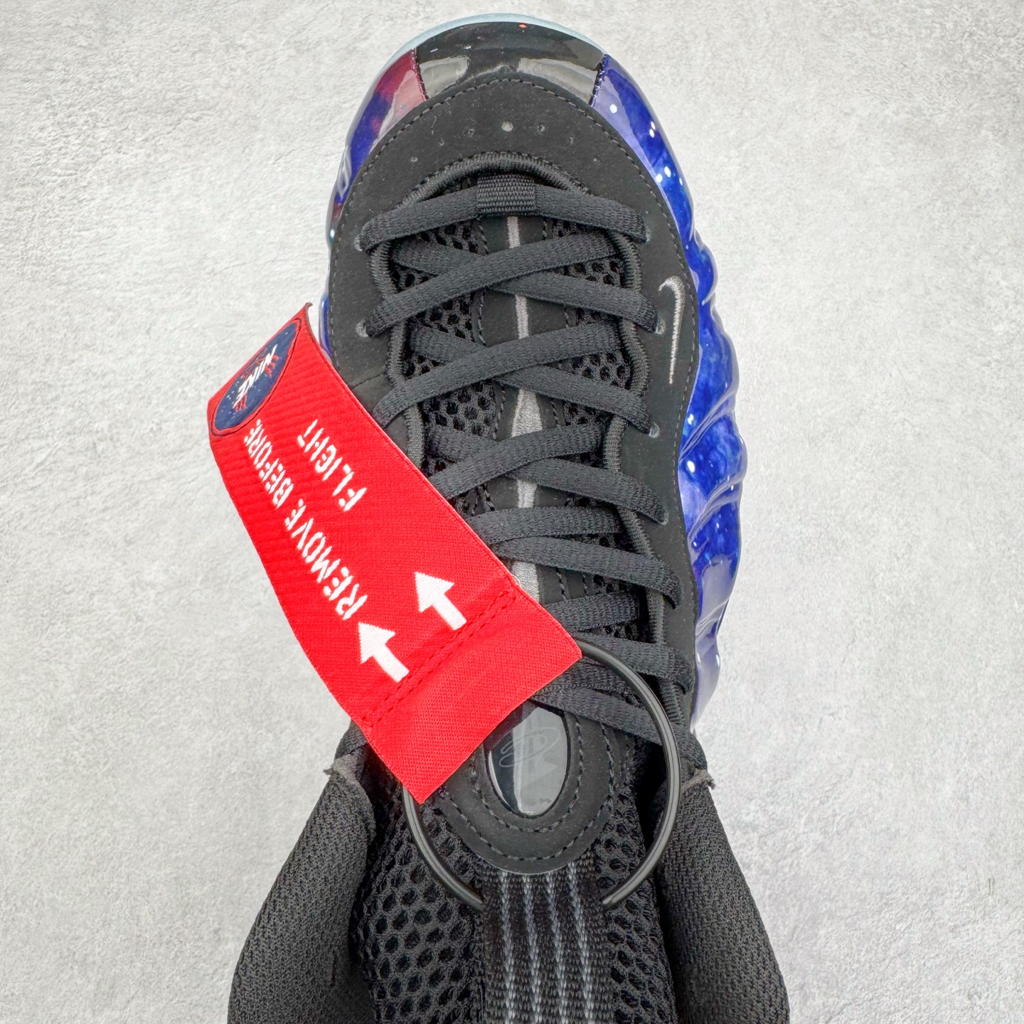 图片[4]-NK Air Foamposite One 新银河喷 FQ4303-400 莞产原底面 公司渠道同模具 鞋型发泡360度无死角 双层Zoom气垫植入 中底完美注胶 搭载原厂碳纤维材质 诞生于1997年的NK Air Foamposite系列可以说是整个球鞋历史上最为经典的系列之一 也就是我们常说的“喷”和“泡” 其中“喷”由Foamposite One代言人Penny的英文音译而来 而“泡”则来源于另一款鞋型 Foamposite Pro中\\\”pro\\\”的音译 在诞生初期 由于高昂的造价以及超前的外形 Foamposite系列的反对者不在少数 甚至有人认为这款鞋会毁掉整个球鞋行业 但事实证明这双灵感来自于甲虫 自带“黑科技”鞋面以及双层Zoom+大块碳板的太空球鞋不仅受到了大众的接受与追捧 并且成功的影响了篮球鞋的发展 尺码：38.5 39 40 40.5 41 42 42.5 43 44 44.5 45 46-选品中心