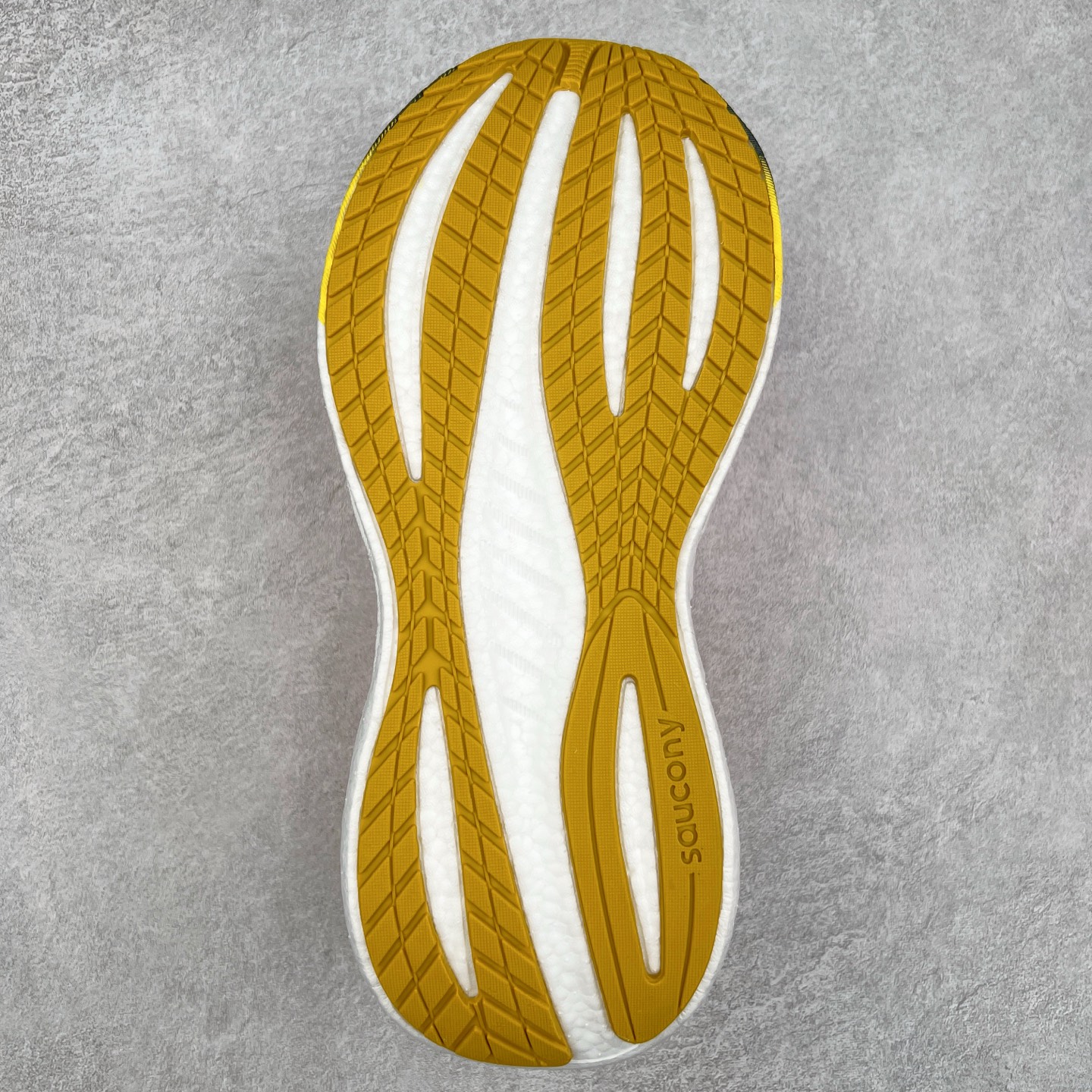 图片[9]-Saucony Triumph 22 索康尼胜利22代旗舰级缓震型跑鞋 性能相比前几代再升级：鞋面采用全新升级的工学网设计 贴合脚部更透气 中底部分使用最新的PWRRUN+材质 搭配PWRRUN+鞋垫使中底的大幅加厚 10mm坡差进一步提供缓震、回弹性能 内底则采用了FORMFIT动态适应系统 动态契合脚型 提升包裹性和舒适性 提供更卓越的动态回馈体验 XT-900橡胶大底 可提供良好的抓地力和较强抗磨性能 尺码：35.5 36 36.5 37.5 38 38.5 39 40 40.5 41 42 42.5 43 44 44.5 45-选品中心