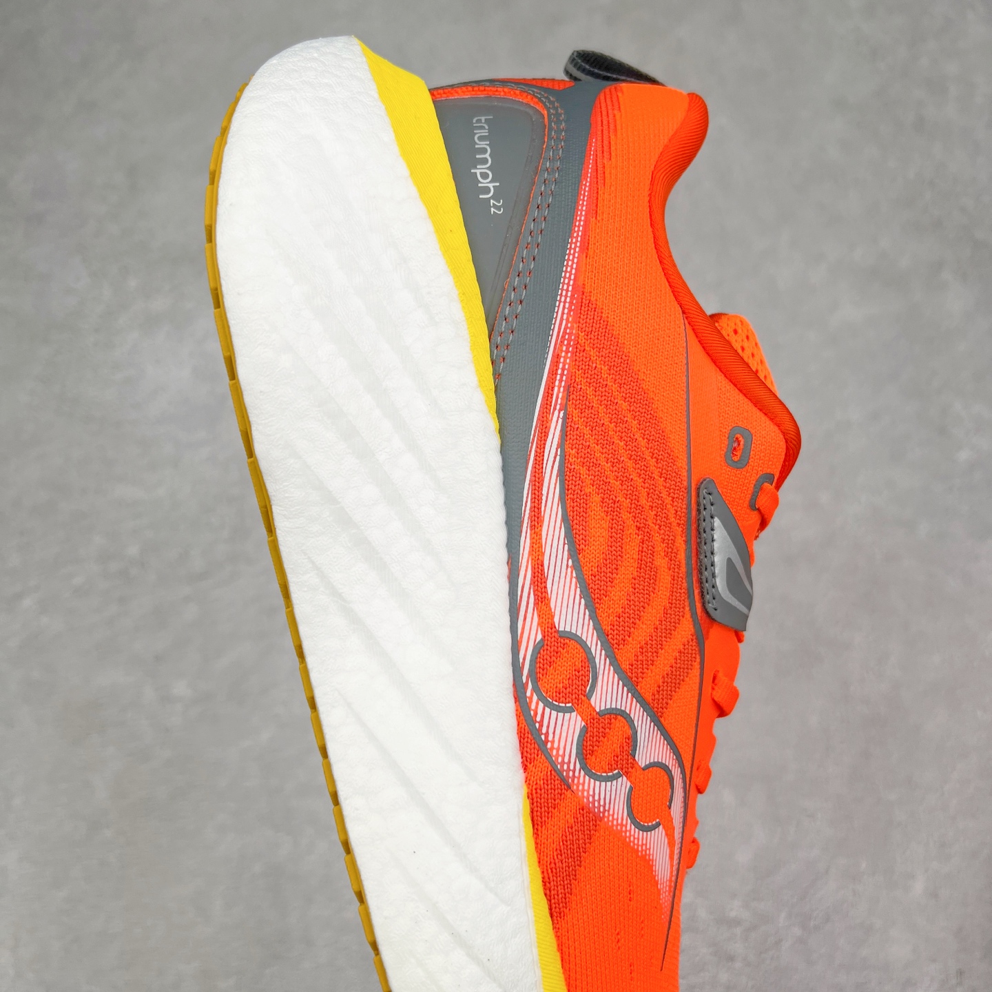 图片[6]-Saucony Triumph 22 索康尼胜利22代旗舰级缓震型跑鞋 性能相比前几代再升级：鞋面采用全新升级的工学网设计 贴合脚部更透气 中底部分使用最新的PWRRUN+材质 搭配PWRRUN+鞋垫使中底的大幅加厚 10mm坡差进一步提供缓震、回弹性能 内底则采用了FORMFIT动态适应系统 动态契合脚型 提升包裹性和舒适性 提供更卓越的动态回馈体验 XT-900橡胶大底 可提供良好的抓地力和较强抗磨性能 尺码：35.5 36 36.5 37.5 38 38.5 39 40 40.5 41 42 42.5 43 44 44.5 45-选品中心