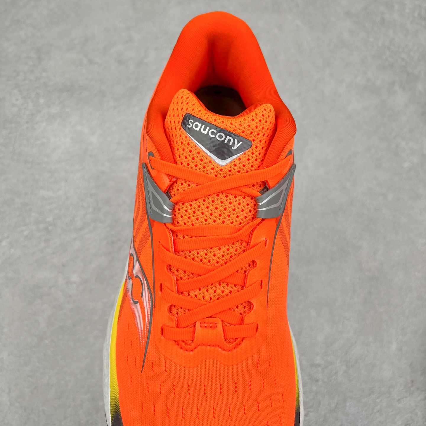 图片[5]-Saucony Triumph 22 索康尼胜利22代旗舰级缓震型跑鞋 性能相比前几代再升级：鞋面采用全新升级的工学网设计 贴合脚部更透气 中底部分使用最新的PWRRUN+材质 搭配PWRRUN+鞋垫使中底的大幅加厚 10mm坡差进一步提供缓震、回弹性能 内底则采用了FORMFIT动态适应系统 动态契合脚型 提升包裹性和舒适性 提供更卓越的动态回馈体验 XT-900橡胶大底 可提供良好的抓地力和较强抗磨性能 尺码：35.5 36 36.5 37.5 38 38.5 39 40 40.5 41 42 42.5 43 44 44.5 45-选品中心