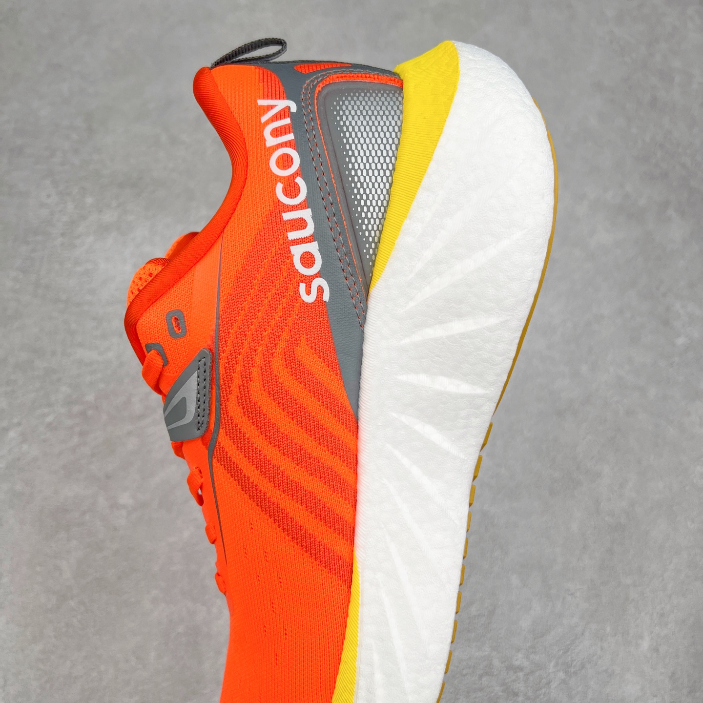 图片[7]-Saucony Triumph 22 索康尼胜利22代旗舰级缓震型跑鞋 性能相比前几代再升级：鞋面采用全新升级的工学网设计 贴合脚部更透气 中底部分使用最新的PWRRUN+材质 搭配PWRRUN+鞋垫使中底的大幅加厚 10mm坡差进一步提供缓震、回弹性能 内底则采用了FORMFIT动态适应系统 动态契合脚型 提升包裹性和舒适性 提供更卓越的动态回馈体验 XT-900橡胶大底 可提供良好的抓地力和较强抗磨性能 尺码：35.5 36 36.5 37.5 38 38.5 39 40 40.5 41 42 42.5 43 44 44.5 45-选品中心