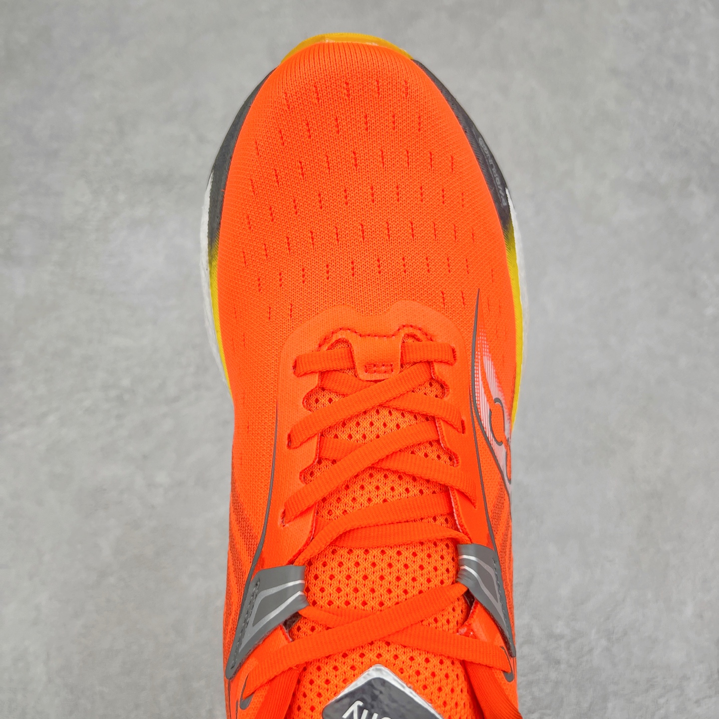 图片[4]-Saucony Triumph 22 索康尼胜利22代旗舰级缓震型跑鞋 性能相比前几代再升级：鞋面采用全新升级的工学网设计 贴合脚部更透气 中底部分使用最新的PWRRUN+材质 搭配PWRRUN+鞋垫使中底的大幅加厚 10mm坡差进一步提供缓震、回弹性能 内底则采用了FORMFIT动态适应系统 动态契合脚型 提升包裹性和舒适性 提供更卓越的动态回馈体验 XT-900橡胶大底 可提供良好的抓地力和较强抗磨性能 尺码：35.5 36 36.5 37.5 38 38.5 39 40 40.5 41 42 42.5 43 44 44.5 45-选品中心