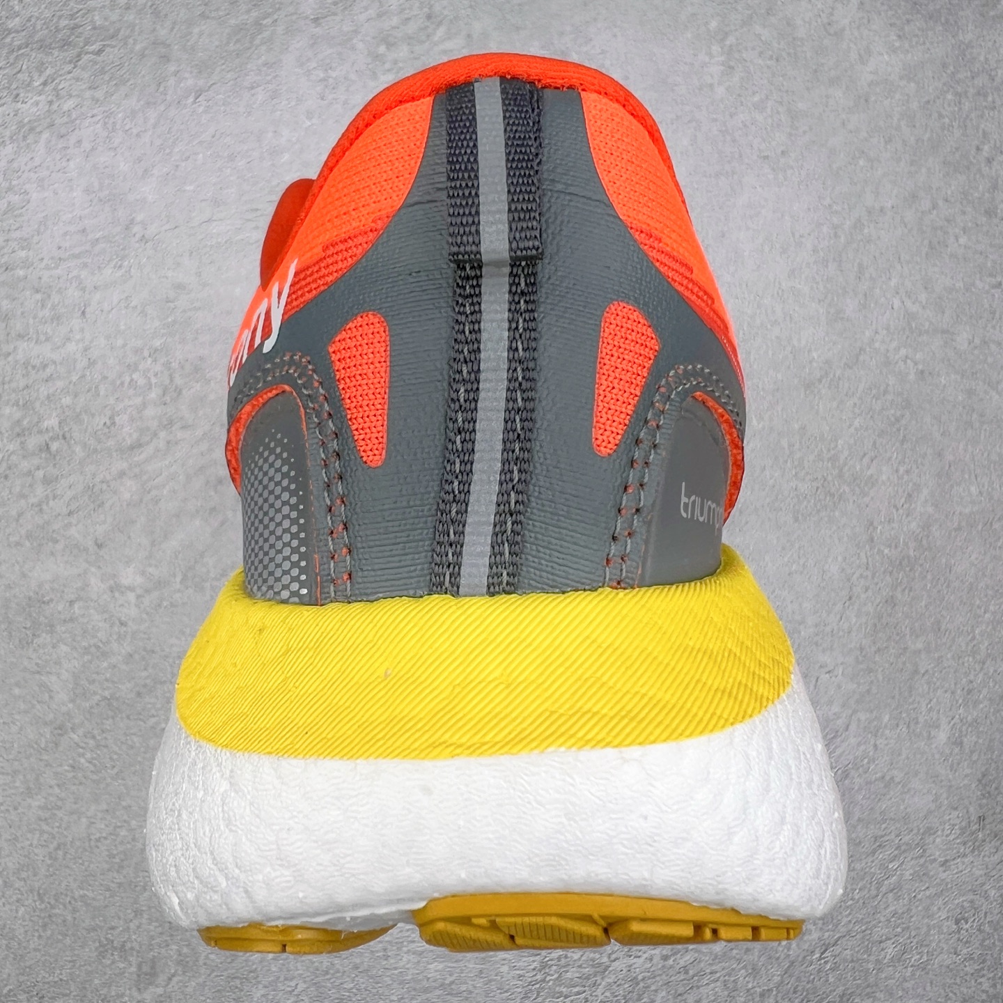 图片[8]-Saucony Triumph 22 索康尼胜利22代旗舰级缓震型跑鞋 性能相比前几代再升级：鞋面采用全新升级的工学网设计 贴合脚部更透气 中底部分使用最新的PWRRUN+材质 搭配PWRRUN+鞋垫使中底的大幅加厚 10mm坡差进一步提供缓震、回弹性能 内底则采用了FORMFIT动态适应系统 动态契合脚型 提升包裹性和舒适性 提供更卓越的动态回馈体验 XT-900橡胶大底 可提供良好的抓地力和较强抗磨性能 尺码：35.5 36 36.5 37.5 38 38.5 39 40 40.5 41 42 42.5 43 44 44.5 45-选品中心