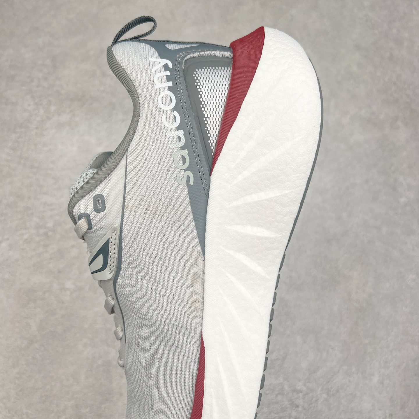 图片[7]-Saucony Triumph 22 索康尼胜利22代旗舰级缓震型跑鞋 性能相比前几代再升级：鞋面采用全新升级的工学网设计 贴合脚部更透气 中底部分使用最新的PWRRUN+材质 搭配PWRRUN+鞋垫使中底的大幅加厚 10mm坡差进一步提供缓震、回弹性能 内底则采用了FORMFIT动态适应系统 动态契合脚型 提升包裹性和舒适性 提供更卓越的动态回馈体验 XT-900橡胶大底 可提供良好的抓地力和较强抗磨性能 尺码：35.5 36 36.5 37.5 38 38.5 39 40 40.5 41 42 42.5 43 44 44.5 45-选品中心