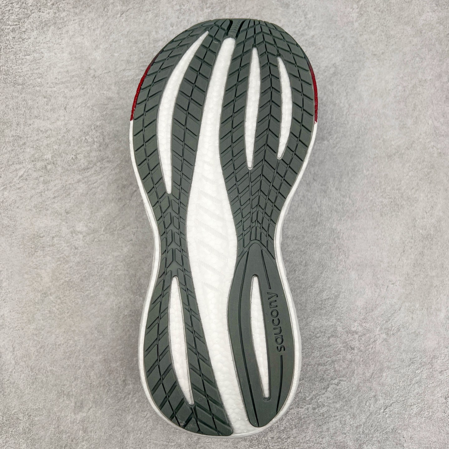 图片[9]-Saucony Triumph 22 索康尼胜利22代旗舰级缓震型跑鞋 性能相比前几代再升级：鞋面采用全新升级的工学网设计 贴合脚部更透气 中底部分使用最新的PWRRUN+材质 搭配PWRRUN+鞋垫使中底的大幅加厚 10mm坡差进一步提供缓震、回弹性能 内底则采用了FORMFIT动态适应系统 动态契合脚型 提升包裹性和舒适性 提供更卓越的动态回馈体验 XT-900橡胶大底 可提供良好的抓地力和较强抗磨性能 尺码：35.5 36 36.5 37.5 38 38.5 39 40 40.5 41 42 42.5 43 44 44.5 45-选品中心