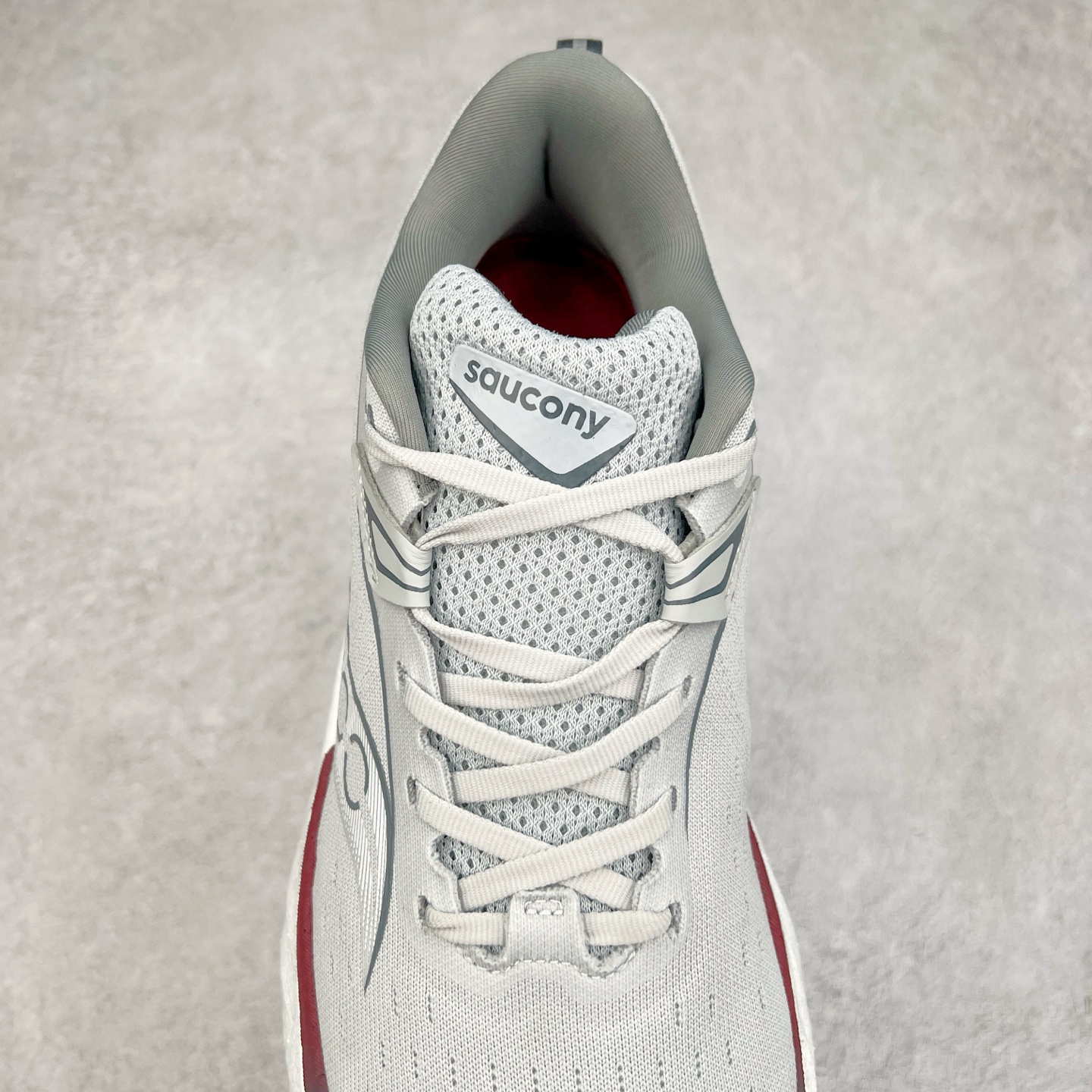 图片[5]-Saucony Triumph 22 索康尼胜利22代旗舰级缓震型跑鞋 性能相比前几代再升级：鞋面采用全新升级的工学网设计 贴合脚部更透气 中底部分使用最新的PWRRUN+材质 搭配PWRRUN+鞋垫使中底的大幅加厚 10mm坡差进一步提供缓震、回弹性能 内底则采用了FORMFIT动态适应系统 动态契合脚型 提升包裹性和舒适性 提供更卓越的动态回馈体验 XT-900橡胶大底 可提供良好的抓地力和较强抗磨性能 尺码：35.5 36 36.5 37.5 38 38.5 39 40 40.5 41 42 42.5 43 44 44.5 45-选品中心