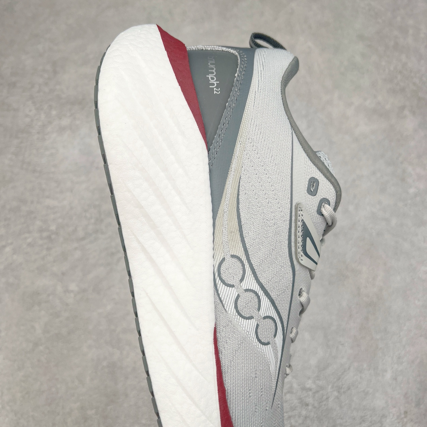 图片[6]-Saucony Triumph 22 索康尼胜利22代旗舰级缓震型跑鞋 性能相比前几代再升级：鞋面采用全新升级的工学网设计 贴合脚部更透气 中底部分使用最新的PWRRUN+材质 搭配PWRRUN+鞋垫使中底的大幅加厚 10mm坡差进一步提供缓震、回弹性能 内底则采用了FORMFIT动态适应系统 动态契合脚型 提升包裹性和舒适性 提供更卓越的动态回馈体验 XT-900橡胶大底 可提供良好的抓地力和较强抗磨性能 尺码：35.5 36 36.5 37.5 38 38.5 39 40 40.5 41 42 42.5 43 44 44.5 45-选品中心