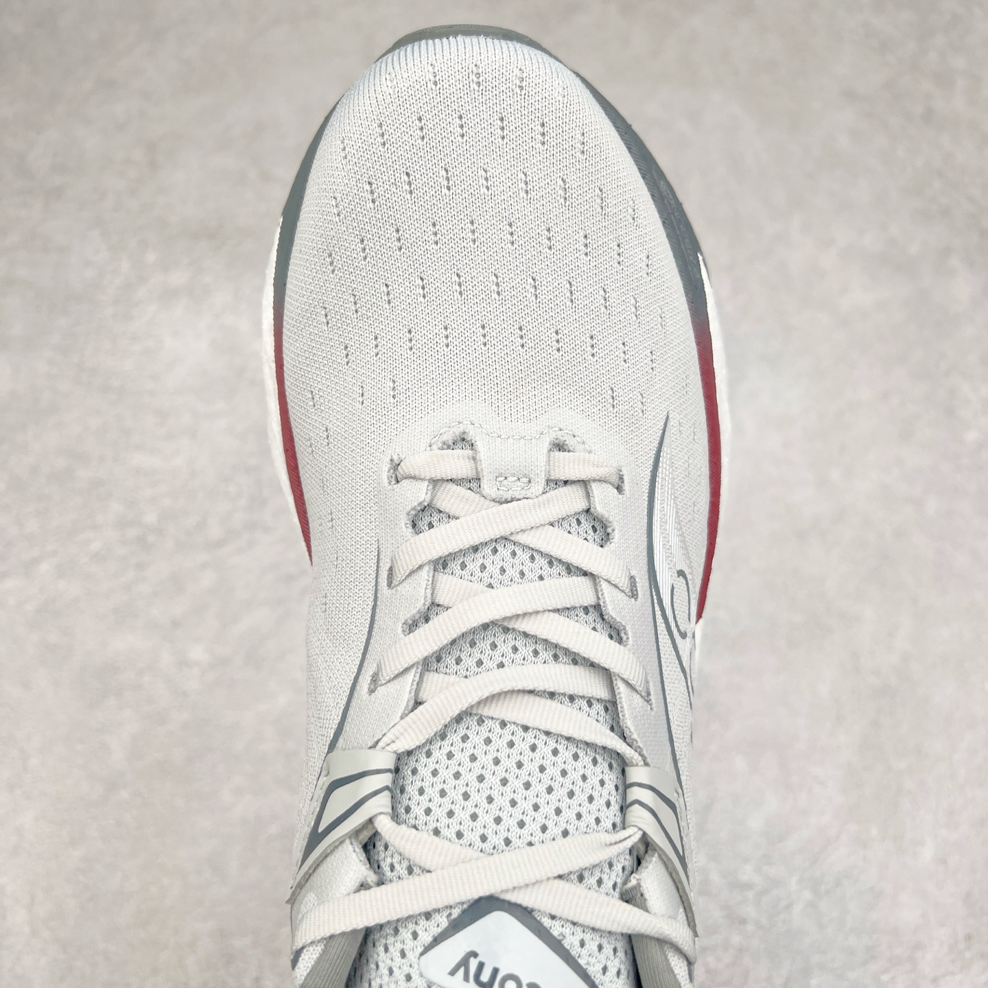 图片[4]-Saucony Triumph 22 索康尼胜利22代旗舰级缓震型跑鞋 性能相比前几代再升级：鞋面采用全新升级的工学网设计 贴合脚部更透气 中底部分使用最新的PWRRUN+材质 搭配PWRRUN+鞋垫使中底的大幅加厚 10mm坡差进一步提供缓震、回弹性能 内底则采用了FORMFIT动态适应系统 动态契合脚型 提升包裹性和舒适性 提供更卓越的动态回馈体验 XT-900橡胶大底 可提供良好的抓地力和较强抗磨性能 尺码：35.5 36 36.5 37.5 38 38.5 39 40 40.5 41 42 42.5 43 44 44.5 45-选品中心