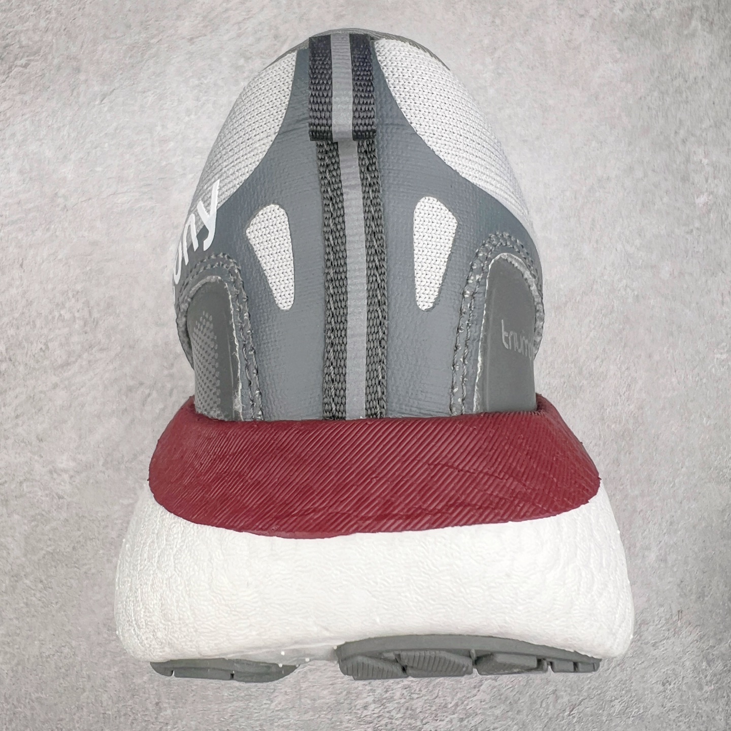 图片[8]-Saucony Triumph 22 索康尼胜利22代旗舰级缓震型跑鞋 性能相比前几代再升级：鞋面采用全新升级的工学网设计 贴合脚部更透气 中底部分使用最新的PWRRUN+材质 搭配PWRRUN+鞋垫使中底的大幅加厚 10mm坡差进一步提供缓震、回弹性能 内底则采用了FORMFIT动态适应系统 动态契合脚型 提升包裹性和舒适性 提供更卓越的动态回馈体验 XT-900橡胶大底 可提供良好的抓地力和较强抗磨性能 尺码：35.5 36 36.5 37.5 38 38.5 39 40 40.5 41 42 42.5 43 44 44.5 45-选品中心