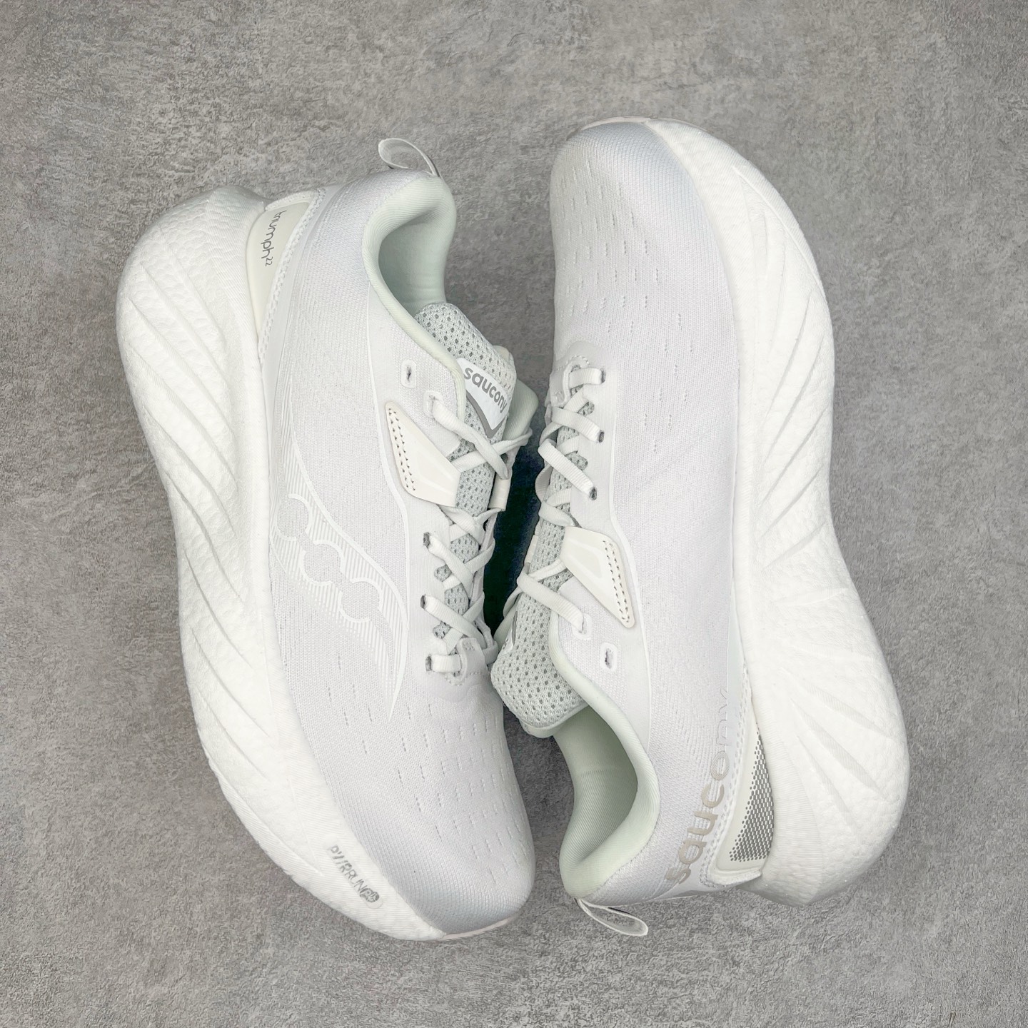 图片[3]-Saucony Triumph 22 索康尼胜利22代旗舰级缓震型跑鞋 性能相比前几代再升级：鞋面采用全新升级的工学网设计 贴合脚部更透气 中底部分使用最新的PWRRUN+材质 搭配PWRRUN+鞋垫使中底的大幅加厚 10mm坡差进一步提供缓震、回弹性能 内底则采用了FORMFIT动态适应系统 动态契合脚型 提升包裹性和舒适性 提供更卓越的动态回馈体验 XT-900橡胶大底 可提供良好的抓地力和较强抗磨性能 尺码：35.5 36 36.5 37.5 38 38.5 39 40 40.5 41 42 42.5 43 44 44.5 45-选品中心