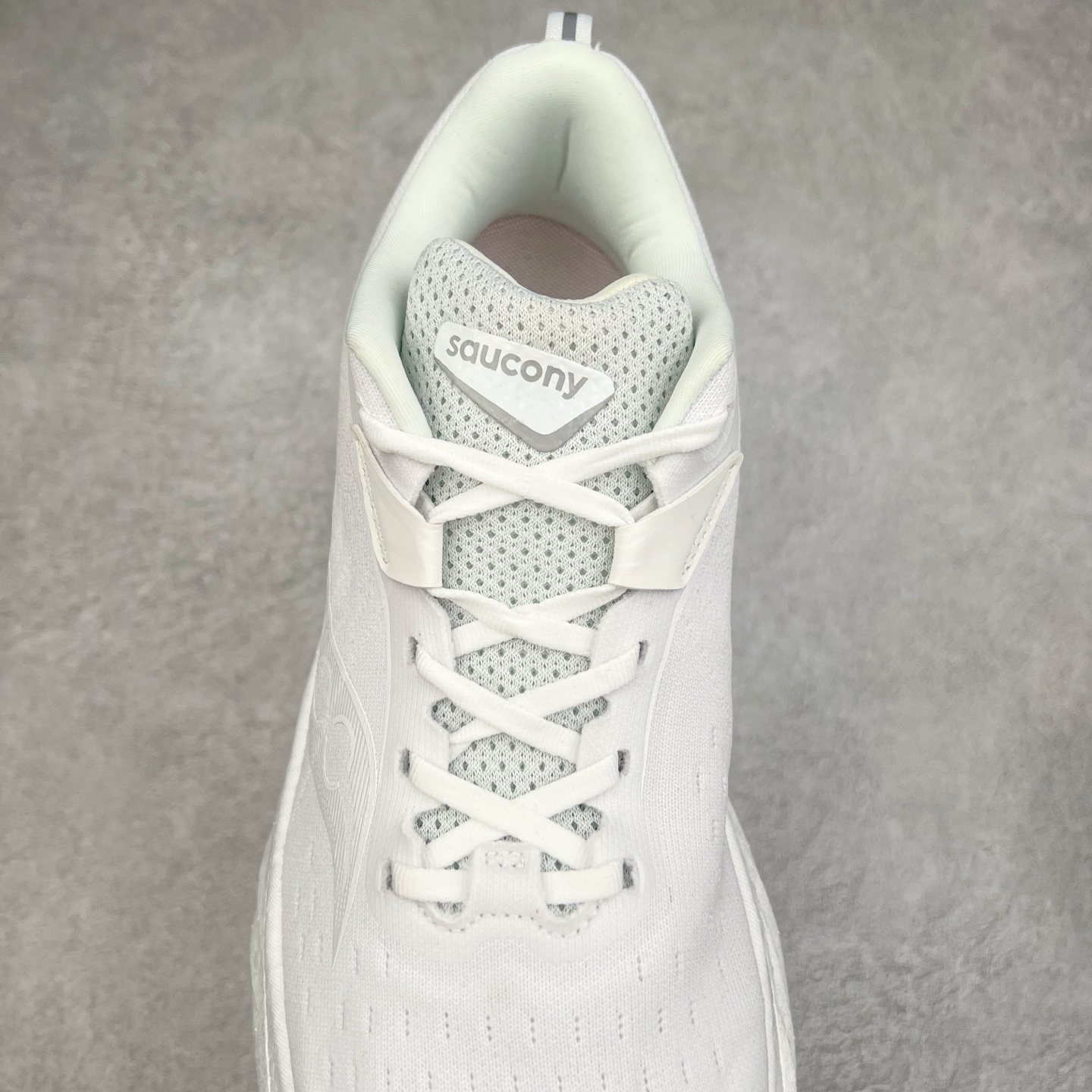 图片[5]-Saucony Triumph 22 索康尼胜利22代旗舰级缓震型跑鞋 性能相比前几代再升级：鞋面采用全新升级的工学网设计 贴合脚部更透气 中底部分使用最新的PWRRUN+材质 搭配PWRRUN+鞋垫使中底的大幅加厚 10mm坡差进一步提供缓震、回弹性能 内底则采用了FORMFIT动态适应系统 动态契合脚型 提升包裹性和舒适性 提供更卓越的动态回馈体验 XT-900橡胶大底 可提供良好的抓地力和较强抗磨性能 尺码：35.5 36 36.5 37.5 38 38.5 39 40 40.5 41 42 42.5 43 44 44.5 45-选品中心