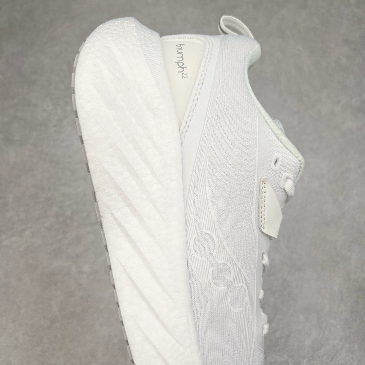 图片[6]-Saucony Triumph 22 索康尼胜利22代旗舰级缓震型跑鞋 性能相比前几代再升级：鞋面采用全新升级的工学网设计 贴合脚部更透气 中底部分使用最新的PWRRUN+材质 搭配PWRRUN+鞋垫使中底的大幅加厚 10mm坡差进一步提供缓震、回弹性能 内底则采用了FORMFIT动态适应系统 动态契合脚型 提升包裹性和舒适性 提供更卓越的动态回馈体验 XT-900橡胶大底 可提供良好的抓地力和较强抗磨性能 尺码：35.5 36 36.5 37.5 38 38.5 39 40 40.5 41 42 42.5 43 44 44.5 45-选品中心