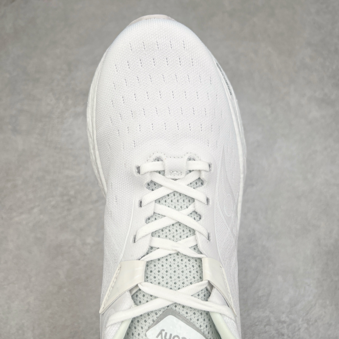 图片[4]-Saucony Triumph 22 索康尼胜利22代旗舰级缓震型跑鞋 性能相比前几代再升级：鞋面采用全新升级的工学网设计 贴合脚部更透气 中底部分使用最新的PWRRUN+材质 搭配PWRRUN+鞋垫使中底的大幅加厚 10mm坡差进一步提供缓震、回弹性能 内底则采用了FORMFIT动态适应系统 动态契合脚型 提升包裹性和舒适性 提供更卓越的动态回馈体验 XT-900橡胶大底 可提供良好的抓地力和较强抗磨性能 尺码：35.5 36 36.5 37.5 38 38.5 39 40 40.5 41 42 42.5 43 44 44.5 45-选品中心