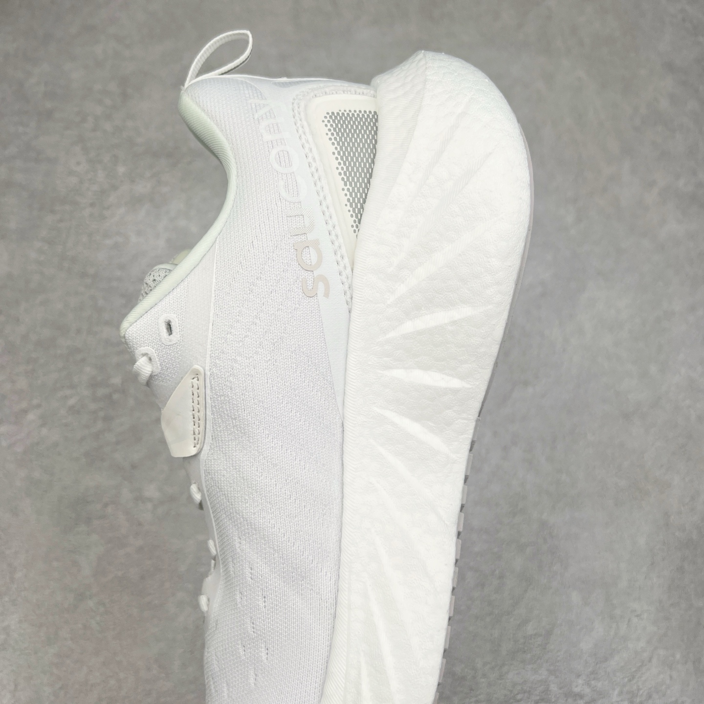 图片[7]-Saucony Triumph 22 索康尼胜利22代旗舰级缓震型跑鞋 性能相比前几代再升级：鞋面采用全新升级的工学网设计 贴合脚部更透气 中底部分使用最新的PWRRUN+材质 搭配PWRRUN+鞋垫使中底的大幅加厚 10mm坡差进一步提供缓震、回弹性能 内底则采用了FORMFIT动态适应系统 动态契合脚型 提升包裹性和舒适性 提供更卓越的动态回馈体验 XT-900橡胶大底 可提供良好的抓地力和较强抗磨性能 尺码：35.5 36 36.5 37.5 38 38.5 39 40 40.5 41 42 42.5 43 44 44.5 45-选品中心