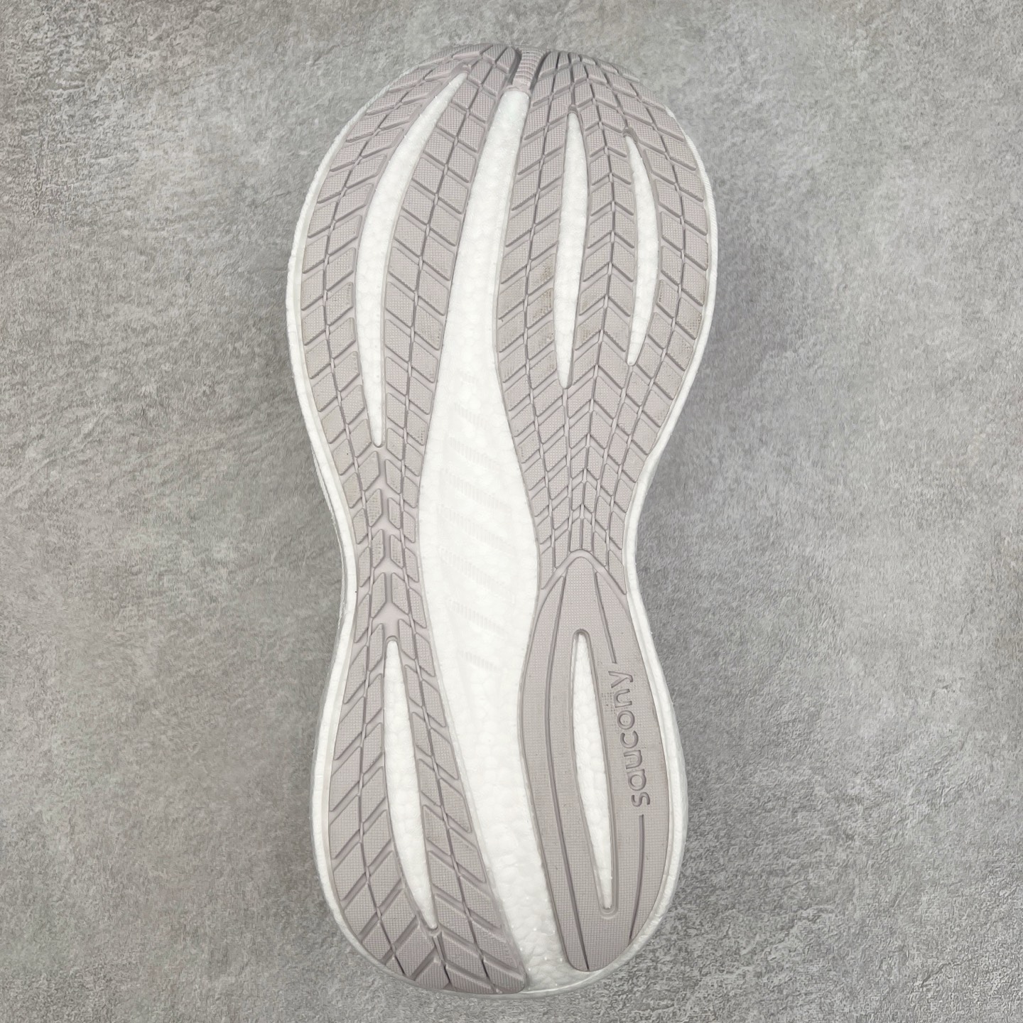 图片[9]-Saucony Triumph 22 索康尼胜利22代旗舰级缓震型跑鞋 性能相比前几代再升级：鞋面采用全新升级的工学网设计 贴合脚部更透气 中底部分使用最新的PWRRUN+材质 搭配PWRRUN+鞋垫使中底的大幅加厚 10mm坡差进一步提供缓震、回弹性能 内底则采用了FORMFIT动态适应系统 动态契合脚型 提升包裹性和舒适性 提供更卓越的动态回馈体验 XT-900橡胶大底 可提供良好的抓地力和较强抗磨性能 尺码：35.5 36 36.5 37.5 38 38.5 39 40 40.5 41 42 42.5 43 44 44.5 45-选品中心