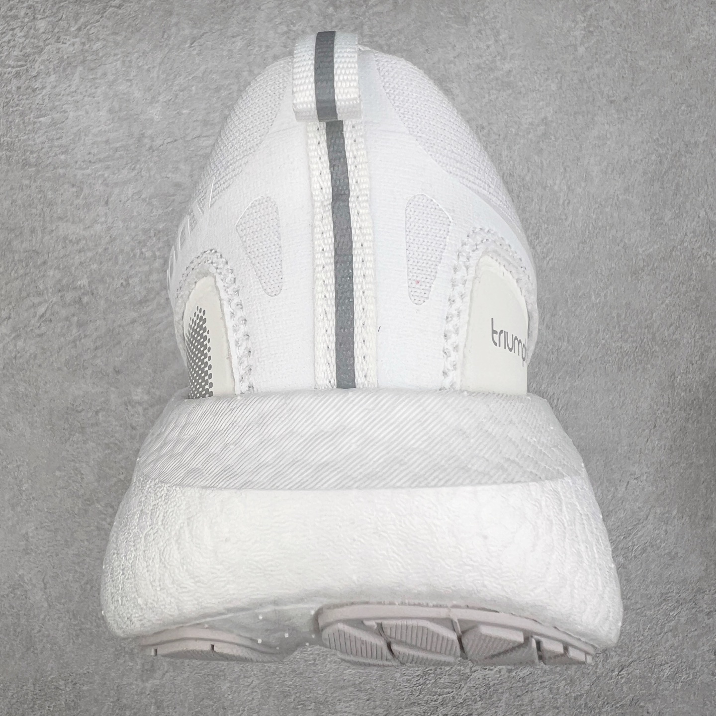 图片[8]-Saucony Triumph 22 索康尼胜利22代旗舰级缓震型跑鞋 性能相比前几代再升级：鞋面采用全新升级的工学网设计 贴合脚部更透气 中底部分使用最新的PWRRUN+材质 搭配PWRRUN+鞋垫使中底的大幅加厚 10mm坡差进一步提供缓震、回弹性能 内底则采用了FORMFIT动态适应系统 动态契合脚型 提升包裹性和舒适性 提供更卓越的动态回馈体验 XT-900橡胶大底 可提供良好的抓地力和较强抗磨性能 尺码：35.5 36 36.5 37.5 38 38.5 39 40 40.5 41 42 42.5 43 44 44.5 45-选品中心