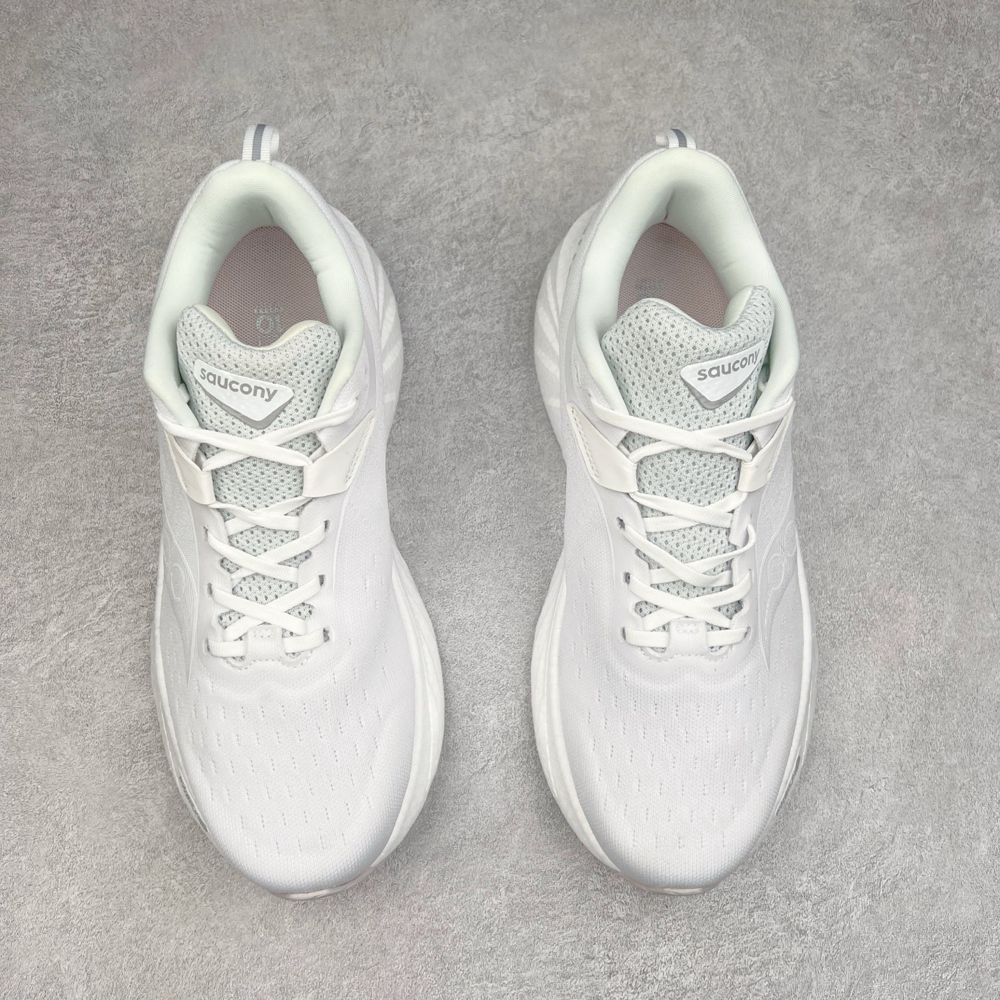 图片[2]-Saucony Triumph 22 索康尼胜利22代旗舰级缓震型跑鞋 性能相比前几代再升级：鞋面采用全新升级的工学网设计 贴合脚部更透气 中底部分使用最新的PWRRUN+材质 搭配PWRRUN+鞋垫使中底的大幅加厚 10mm坡差进一步提供缓震、回弹性能 内底则采用了FORMFIT动态适应系统 动态契合脚型 提升包裹性和舒适性 提供更卓越的动态回馈体验 XT-900橡胶大底 可提供良好的抓地力和较强抗磨性能 尺码：35.5 36 36.5 37.5 38 38.5 39 40 40.5 41 42 42.5 43 44 44.5 45-选品中心