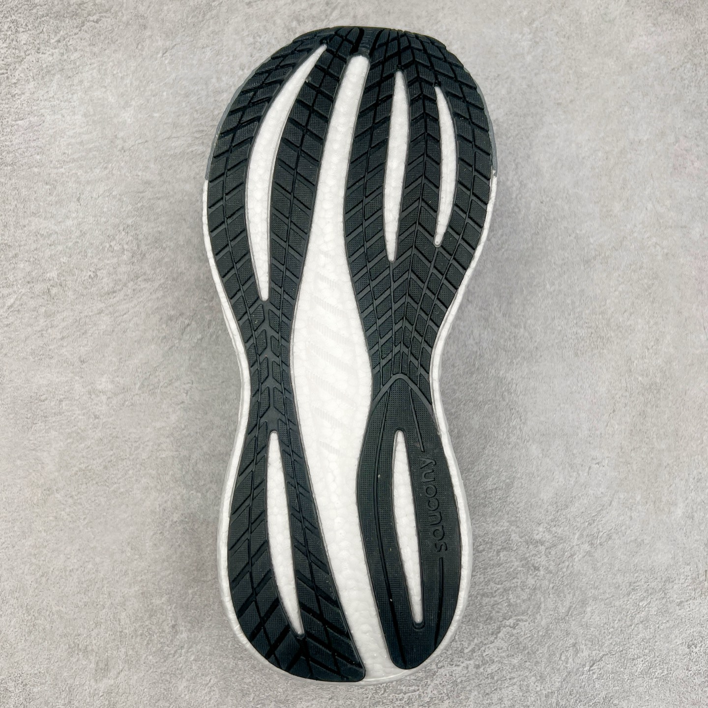 图片[9]-Saucony Triumph 22 索康尼胜利22代旗舰级缓震型跑鞋 性能相比前几代再升级：鞋面采用全新升级的工学网设计 贴合脚部更透气 中底部分使用最新的PWRRUN+材质 搭配PWRRUN+鞋垫使中底的大幅加厚 10mm坡差进一步提供缓震、回弹性能 内底则采用了FORMFIT动态适应系统 动态契合脚型 提升包裹性和舒适性 提供更卓越的动态回馈体验 XT-900橡胶大底 可提供良好的抓地力和较强抗磨性能 尺码：35.5 36 36.5 37.5 38 38.5 39 40 40.5 41 42 42.5 43 44 44.5 45-选品中心